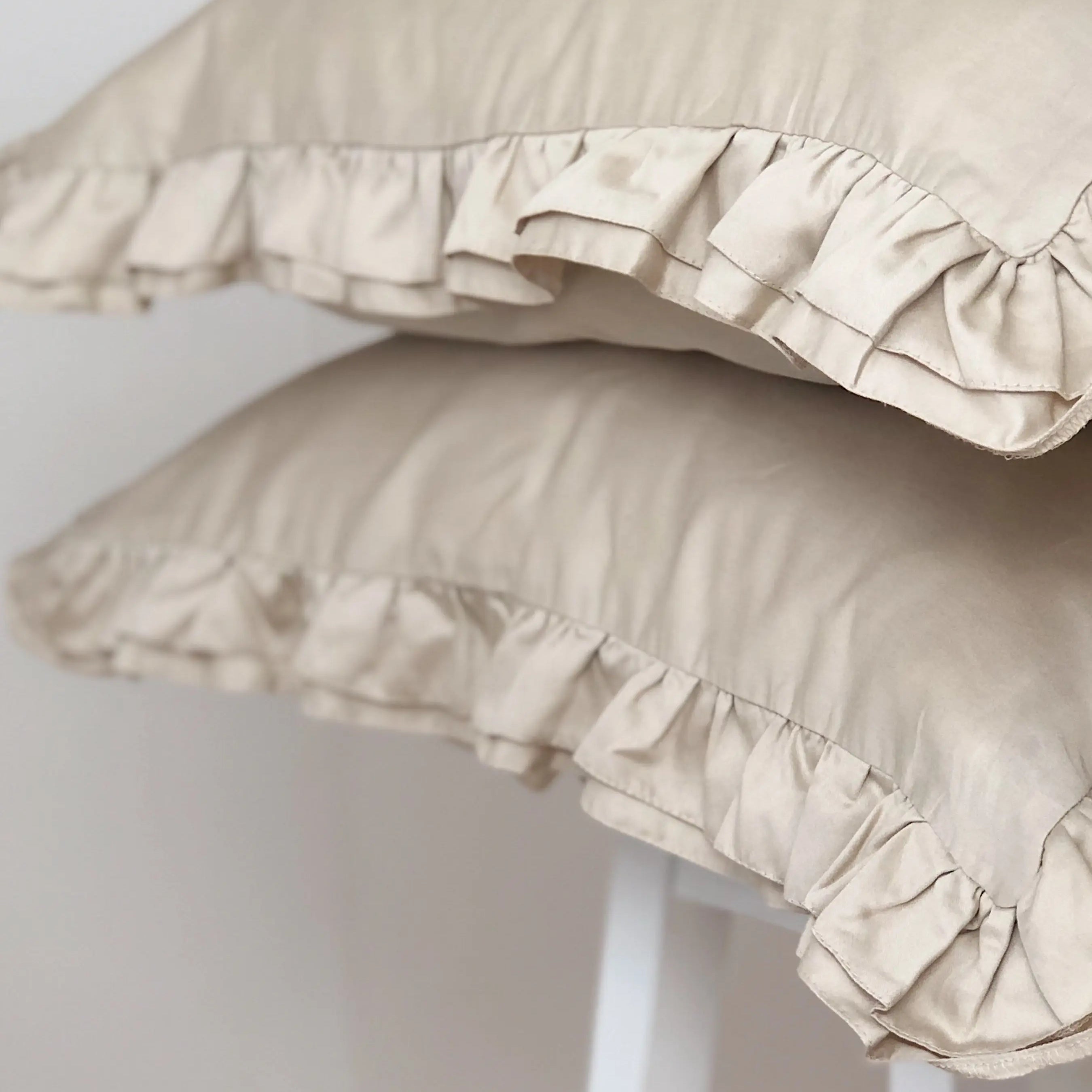 Pościel satynowa z merceryzowanej bawełny tureckiej 140 g/m² – beżowy latte z falbanką | Kolekcja Falbanki Wivanco Bedding