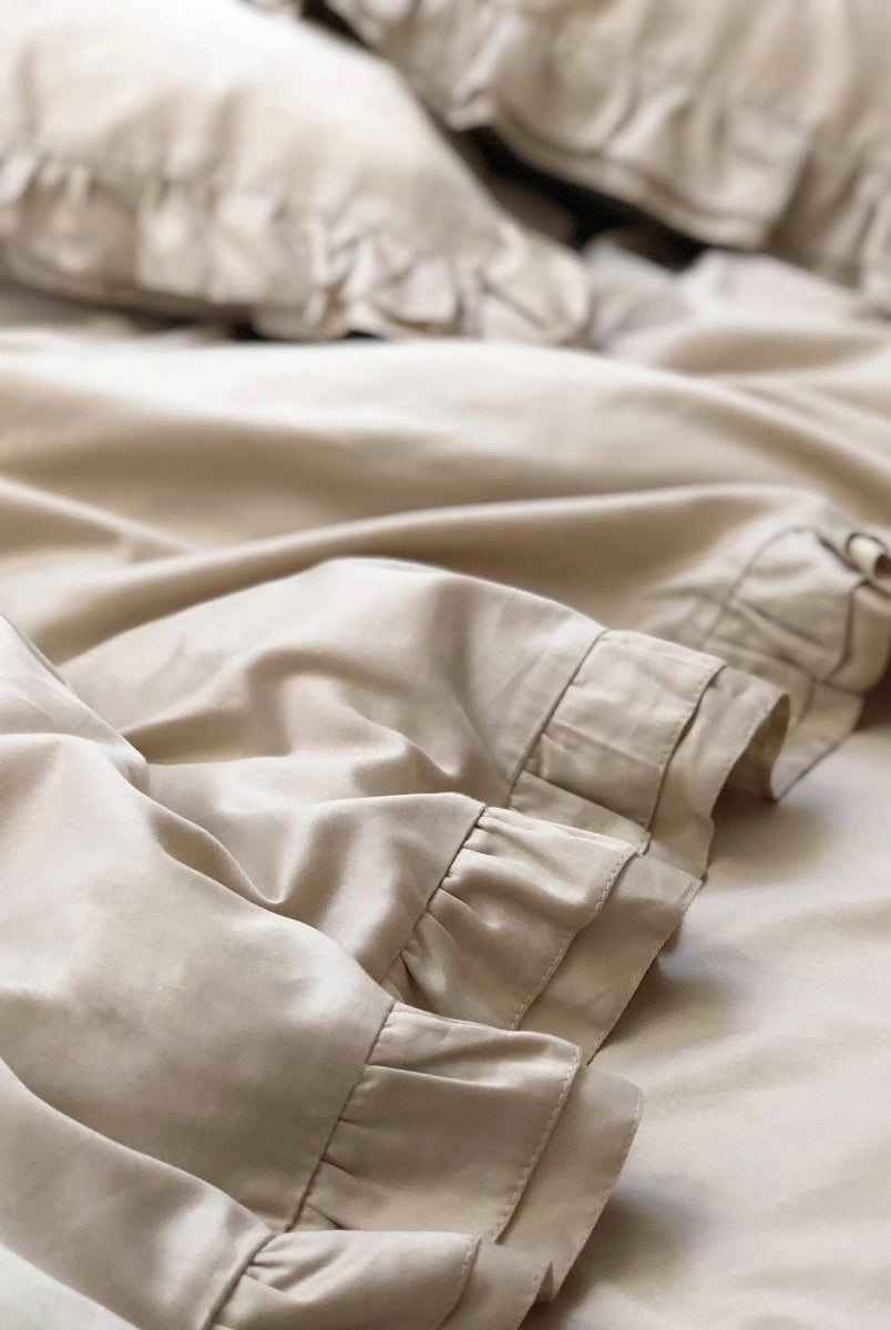Pościel satynowa z merceryzowanej bawełny tureckiej 140 g/m² – beżowy latte z falbanką | Kolekcja Falbanki Wivanco Bedding