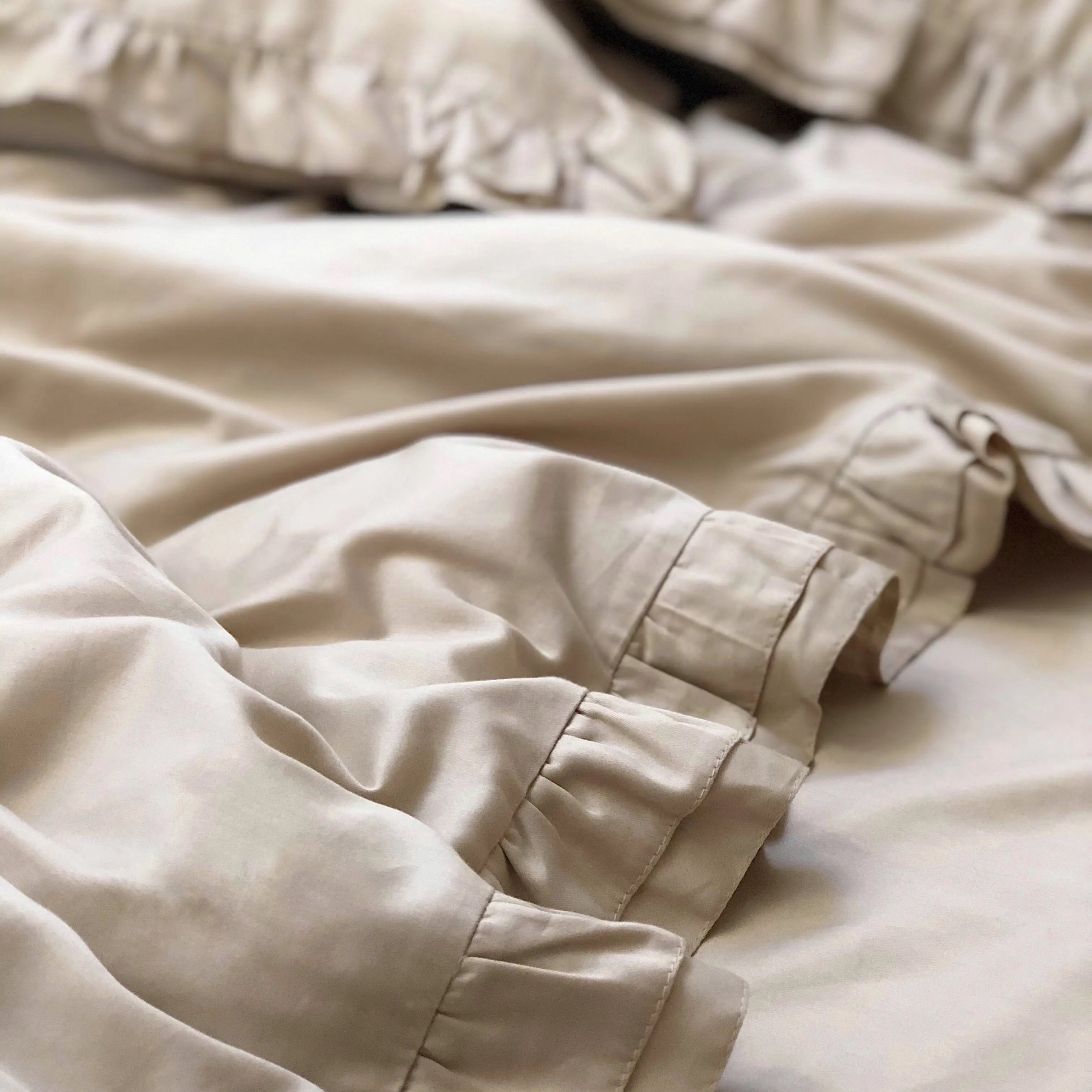 Pościel satynowa z merceryzowanej bawełny tureckiej 140 g/m² – beżowy latte z falbanką | Kolekcja Falbanki Wivanco Bedding