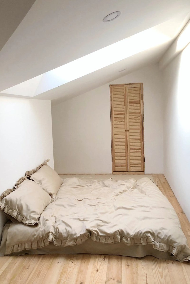 Pościel satynowa z merceryzowanej bawełny tureckiej 140 g/m² – beżowy latte z falbanką | Kolekcja Falbanki Wivanco Bedding