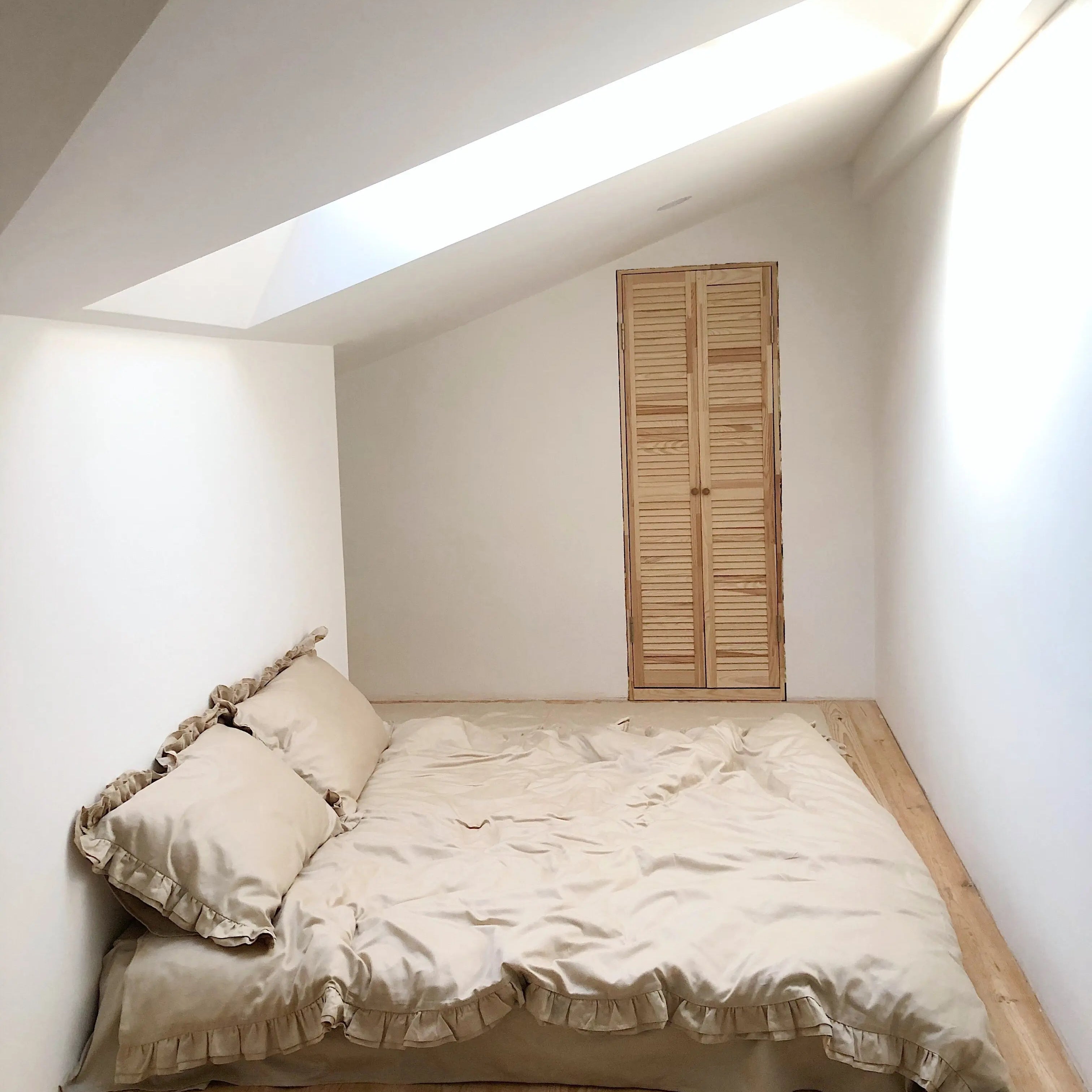 Pościel satynowa z merceryzowanej bawełny tureckiej 140 g/m² – beżowy latte z falbanką | Kolekcja Falbanki Wivanco Bedding