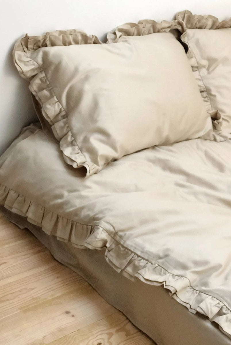 Pościel satynowa z merceryzowanej bawełny tureckiej 140 g/m² – beżowy latte z falbanką | Kolekcja Falbanki Wivanco Bedding