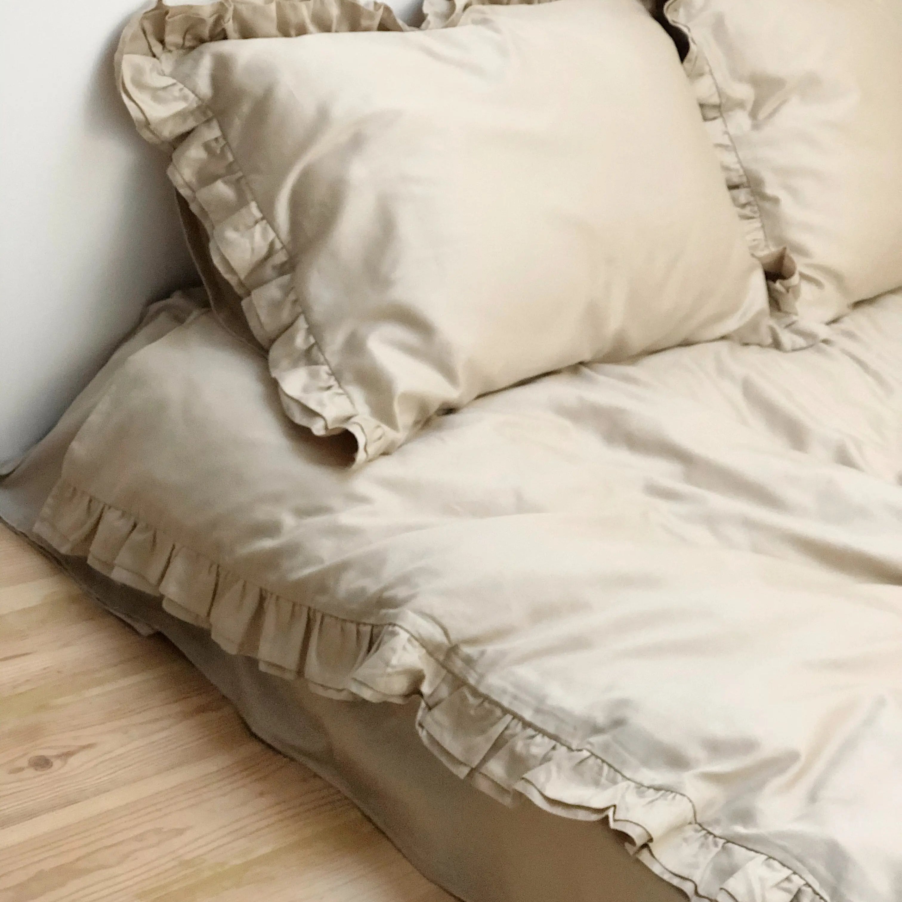 Pościel satynowa z merceryzowanej bawełny tureckiej 140 g/m² – beżowy latte z falbanką | Kolekcja Falbanki Wivanco Bedding