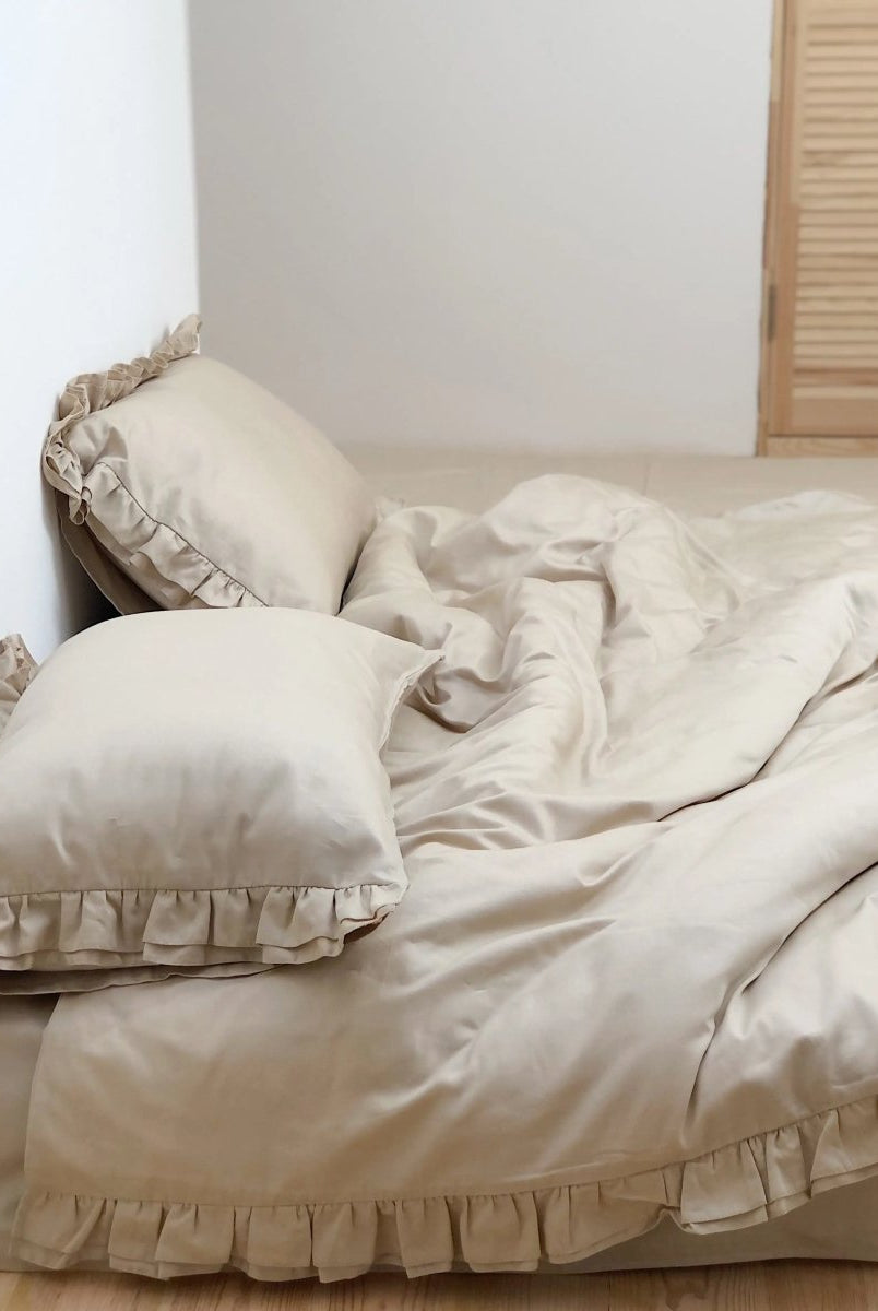 Pościel satynowa z merceryzowanej bawełny tureckiej 140 g/m² – beżowy latte z falbanką | Kolekcja Falbanki Wivanco Bedding