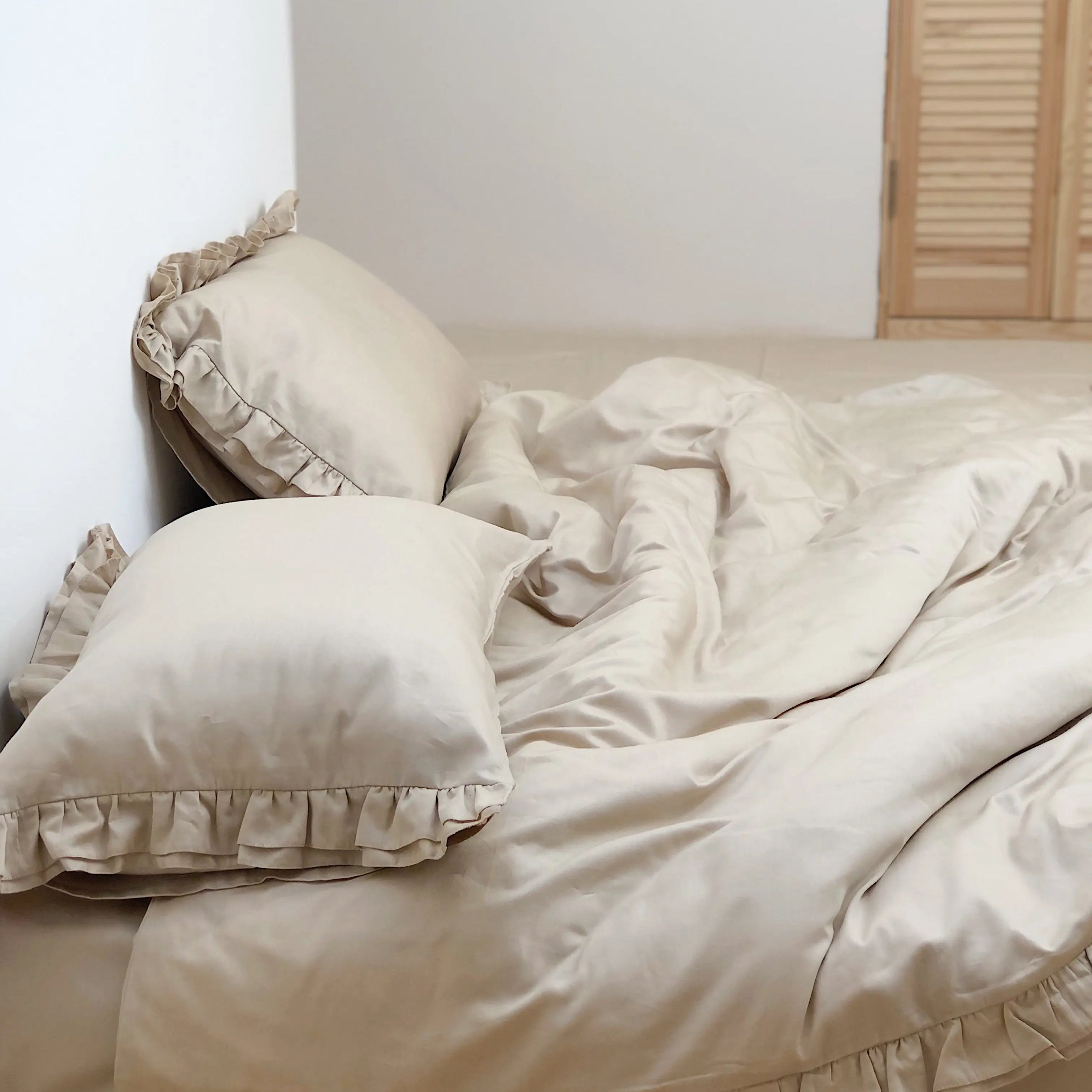 Pościel satynowa z merceryzowanej bawełny tureckiej 140 g/m² – beżowy latte z falbanką | Kolekcja Falbanki Wivanco Bedding