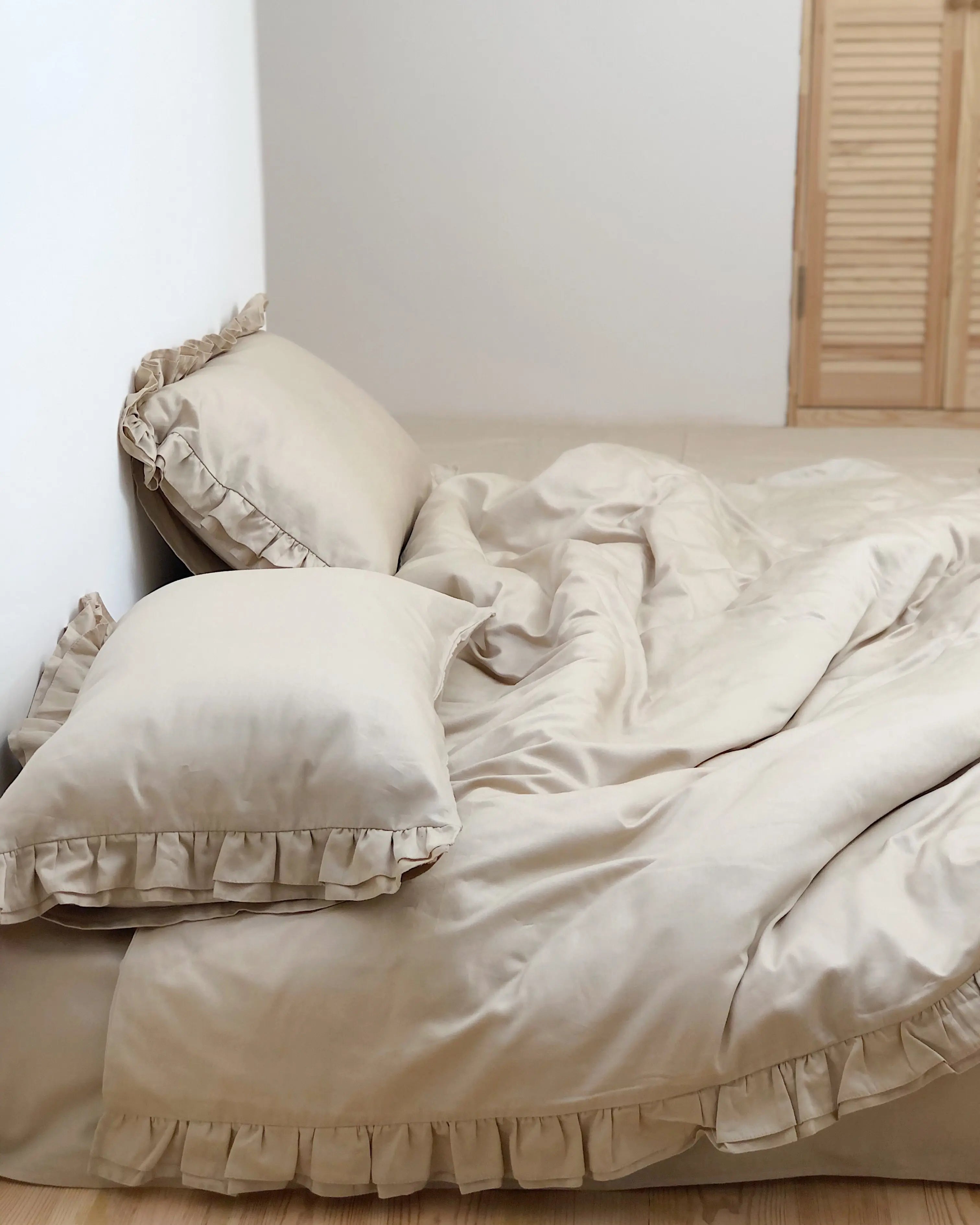 Pościel satynowa z merceryzowanej bawełny tureckiej 140 g/m² – beżowy latte z falbanką | Kolekcja Falbanki Wivanco Bedding