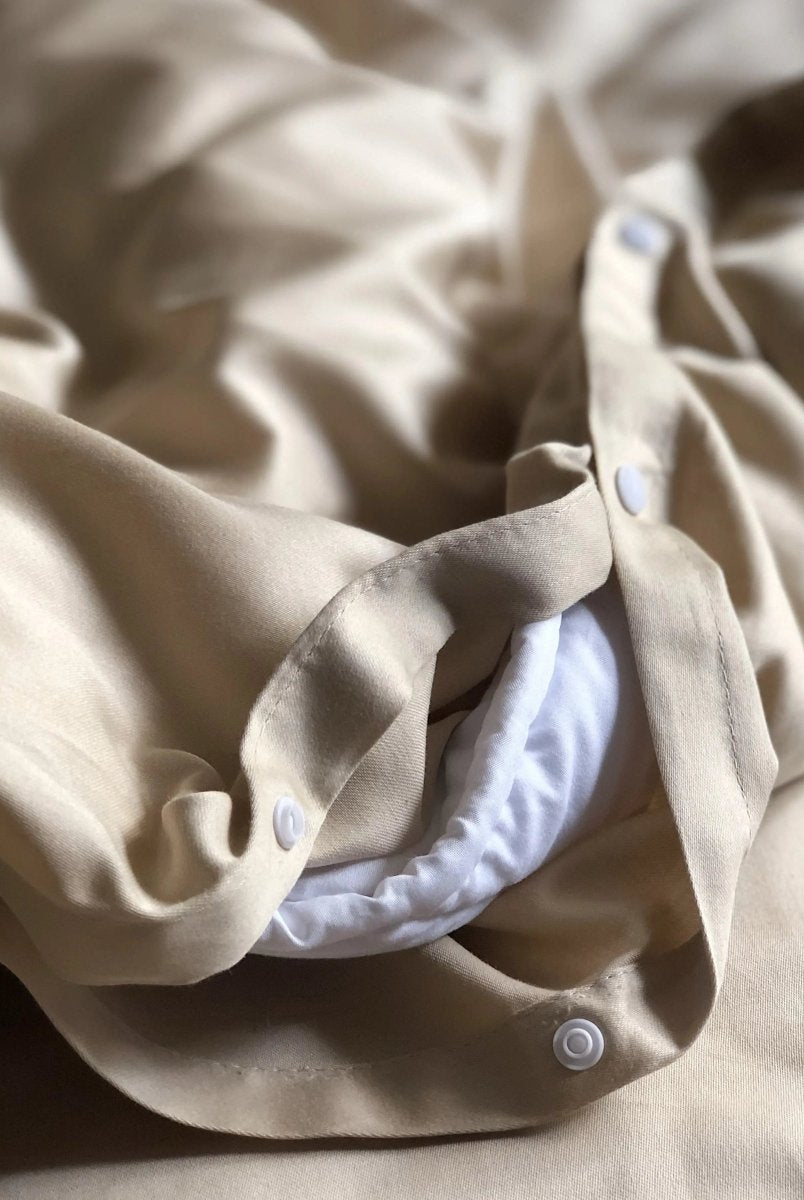 Pościel satynowa z merceryzowanej bawełny tureckiej 140 g/m² – beżowy latte z falbanką | Kolekcja Falbanki Wivanco Bedding