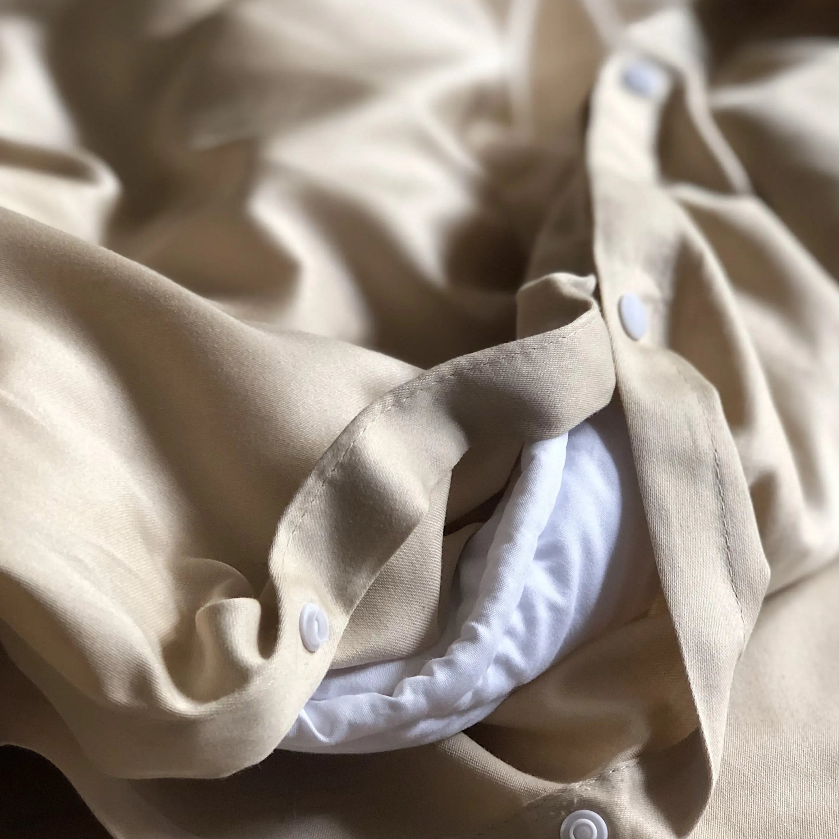 Pościel satynowa z merceryzowanej bawełny tureckiej 140 g/m² – beżowy latte z falbanką | Kolekcja Falbanki Wivanco Bedding