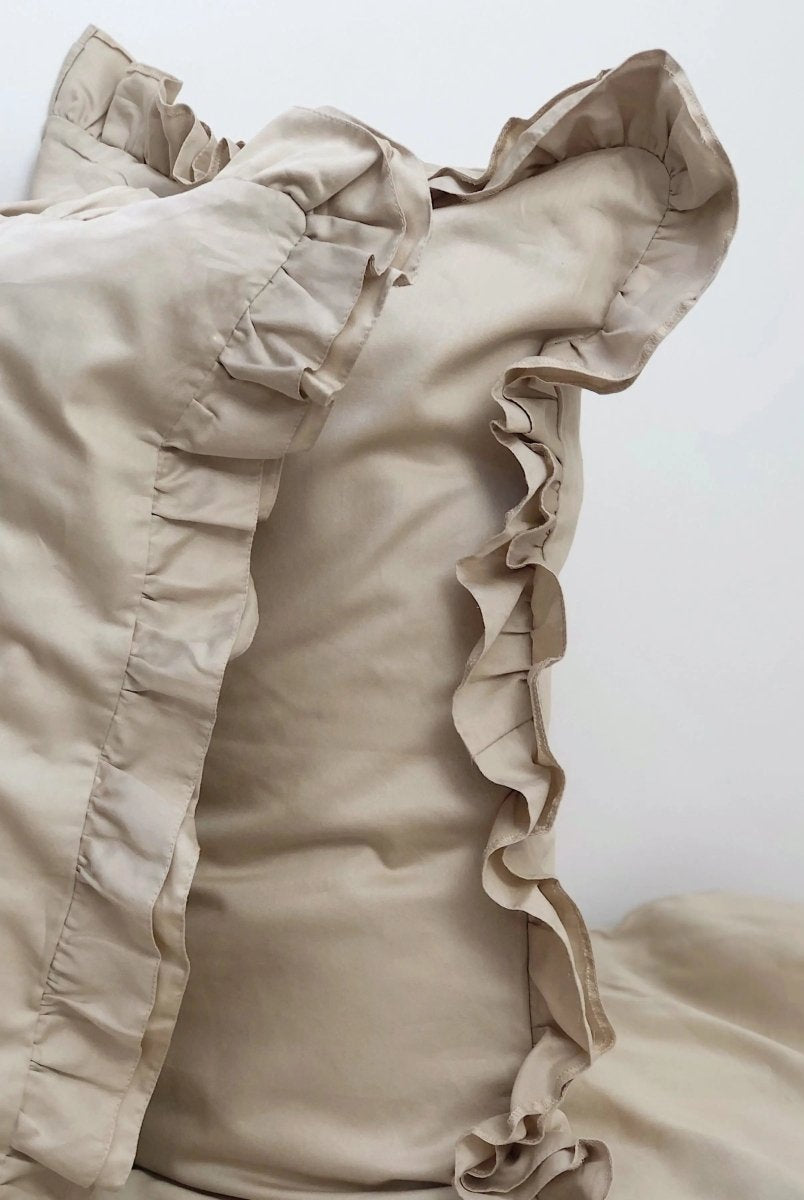 Pościel satynowa z merceryzowanej bawełny tureckiej 140 g/m² – beżowy latte z falbanką | Kolekcja Falbanki Wivanco Bedding