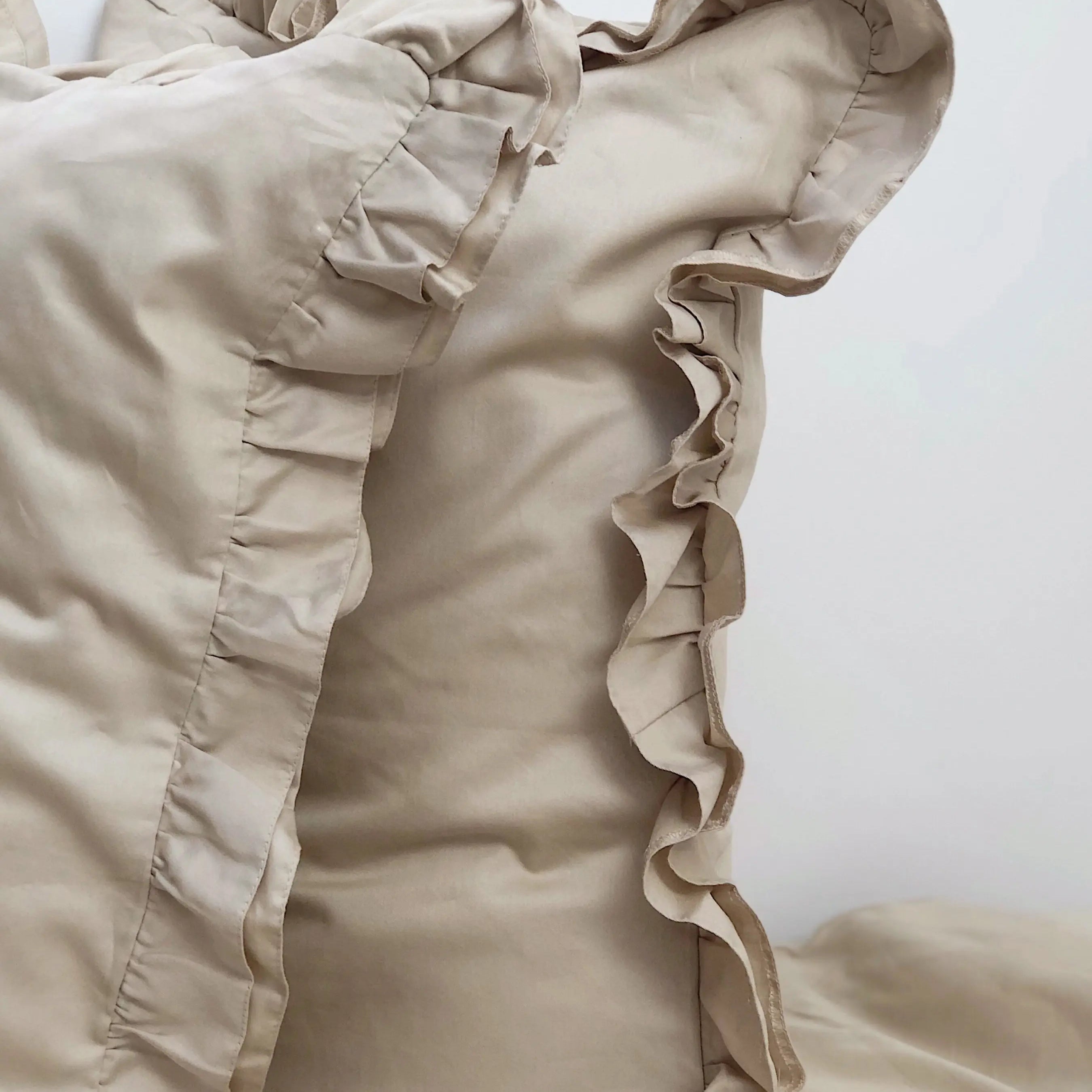 Pościel satynowa z merceryzowanej bawełny tureckiej 140 g/m² – beżowy latte z falbanką | Kolekcja Falbanki Wivanco Bedding