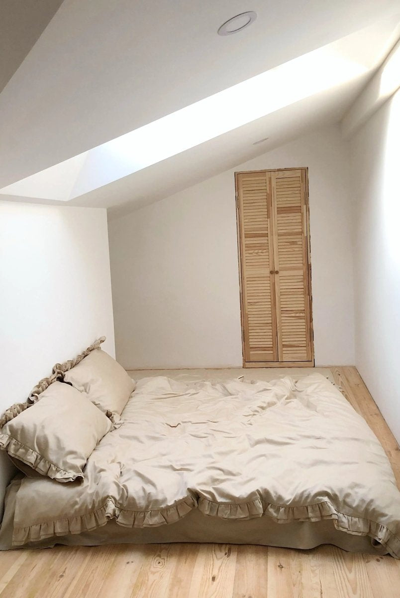 Pościel satynowa z merceryzowanej bawełny tureckiej 140 g/m² – beżowy latte z falbanką | Kolekcja Falbanki Wivanco Bedding