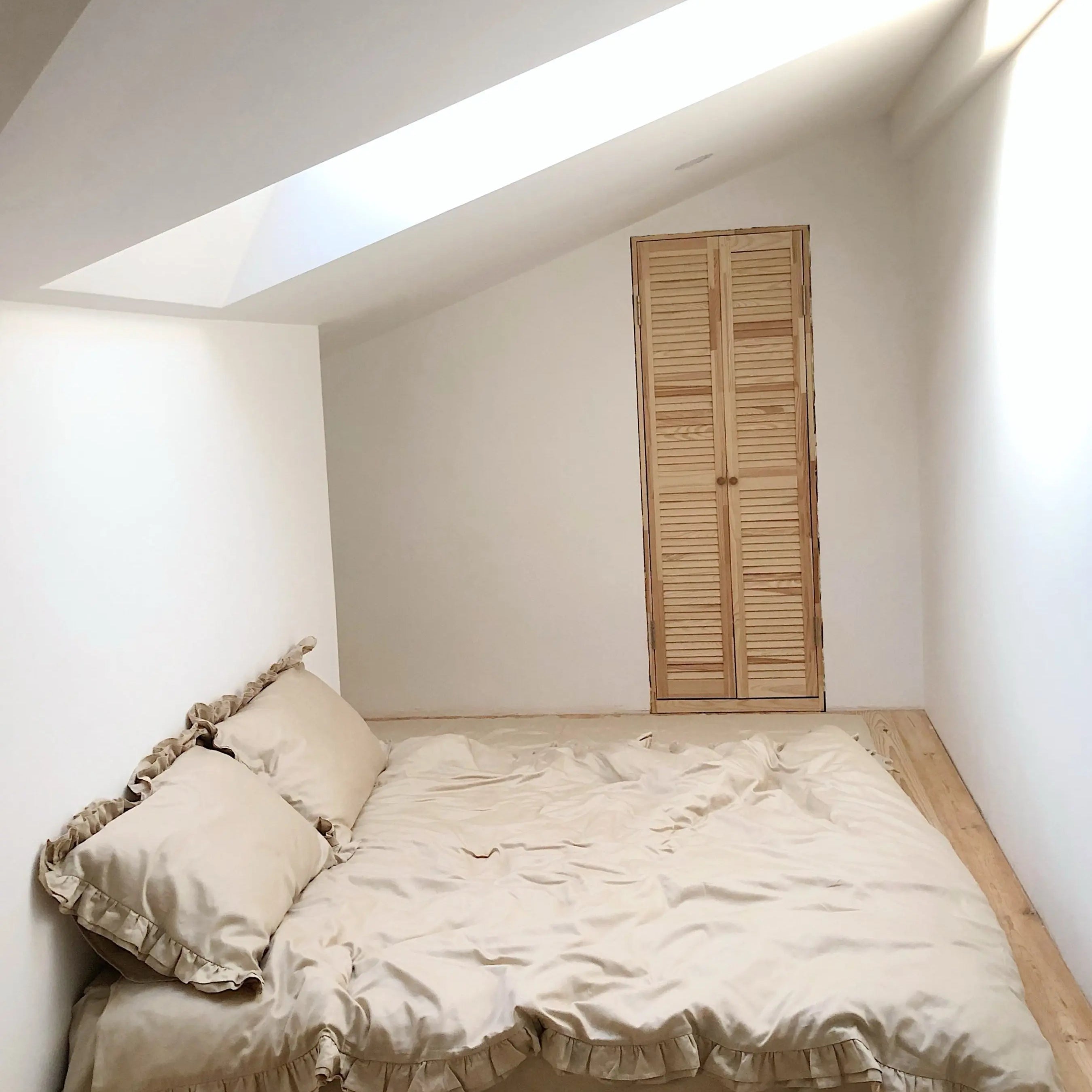 Pościel satynowa z merceryzowanej bawełny tureckiej 140 g/m² – beżowy latte z falbanką | Kolekcja Falbanki Wivanco Bedding