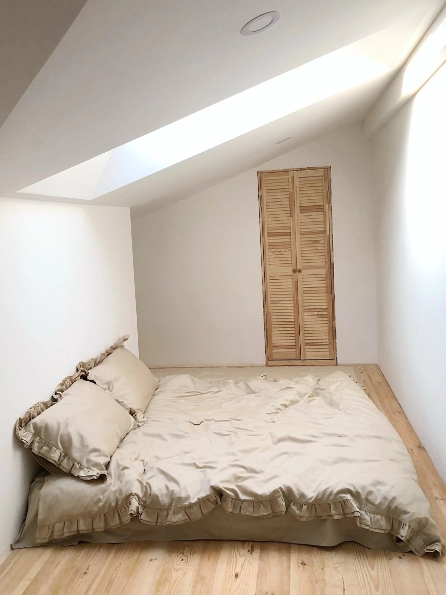 Pościel satynowa z merceryzowanej bawełny tureckiej 140 g/m² – beżowy latte z falbanką | Kolekcja Falbanki Wivanco Bedding