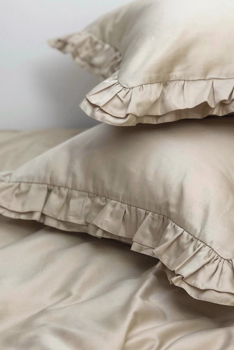 Pościel satynowa z merceryzowanej bawełny tureckiej 140 g/m² – beżowy latte z falbanką | Kolekcja Falbanki Wivanco Bedding
