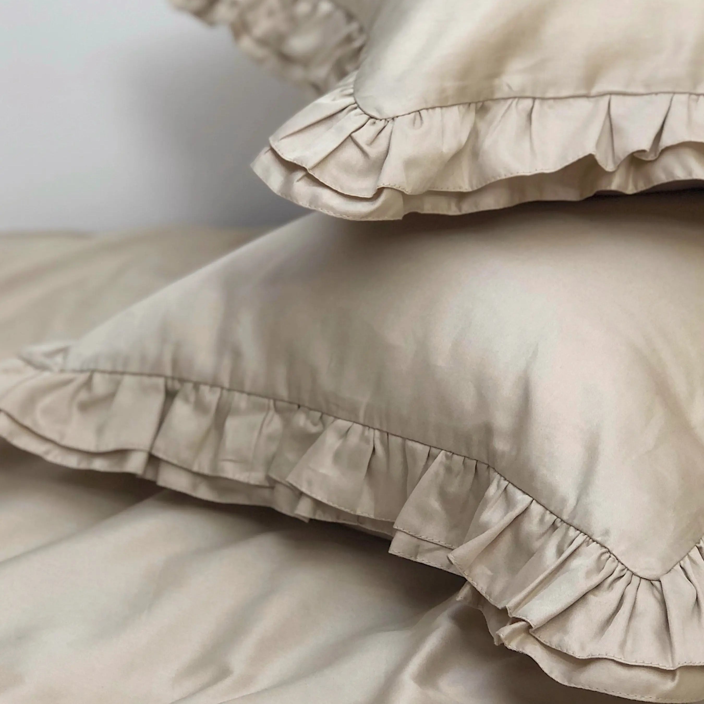 Pościel satynowa z merceryzowanej bawełny tureckiej 140 g/m² – beżowy latte z falbanką | Kolekcja Falbanki Wivanco Bedding