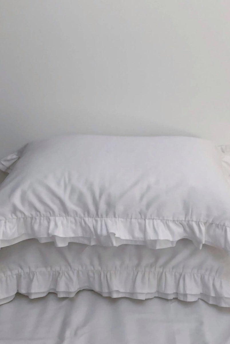 Pościel satynowa z merceryzowanej bawełny tureckiej 140 g/m² – biała z falbanką | Kolekcja Falbanki Wivanco Bedding