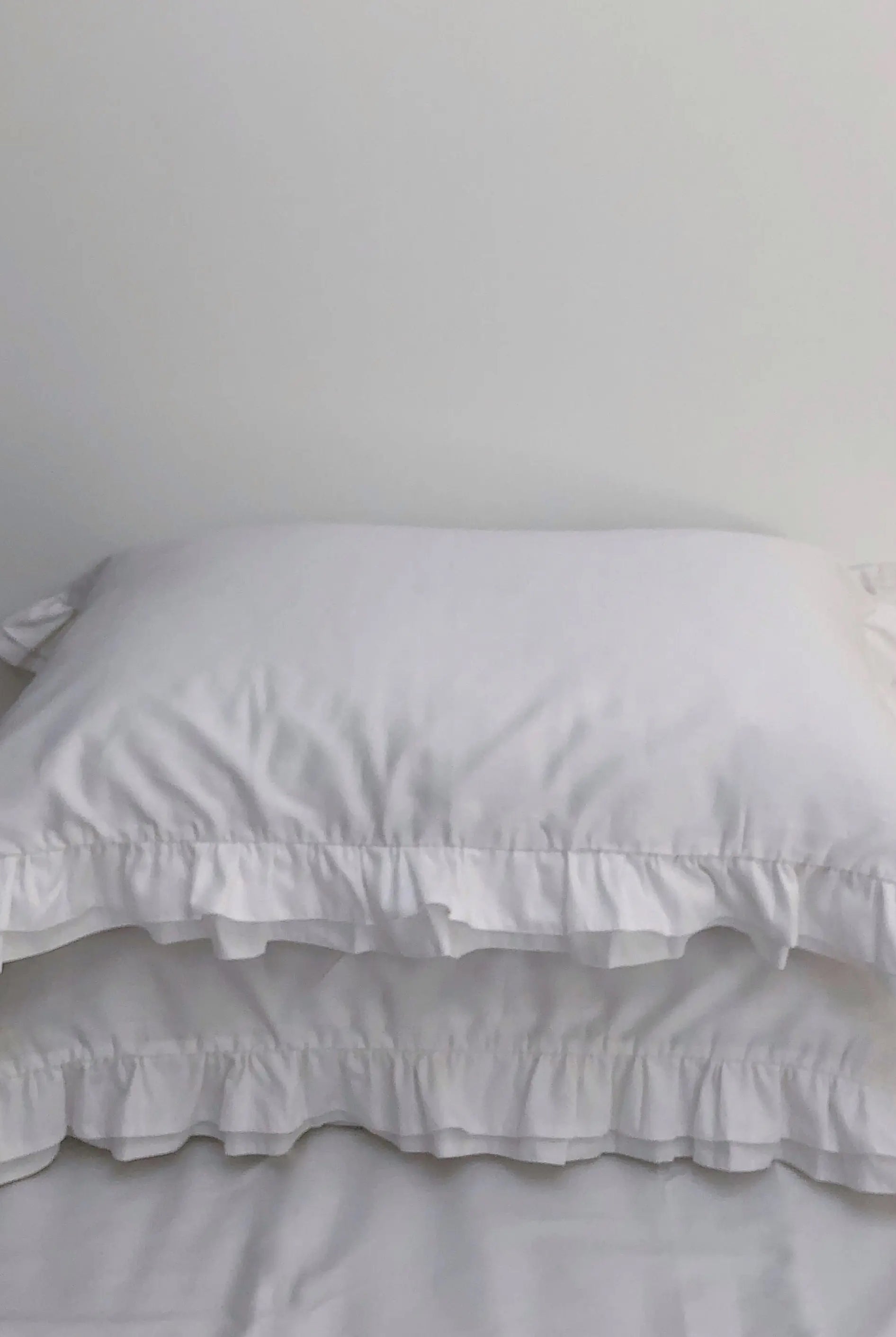 Pościel satynowa z merceryzowanej bawełny tureckiej 140 g/m² – biała z falbanką | Kolekcja Falbanki Wivanco Bedding