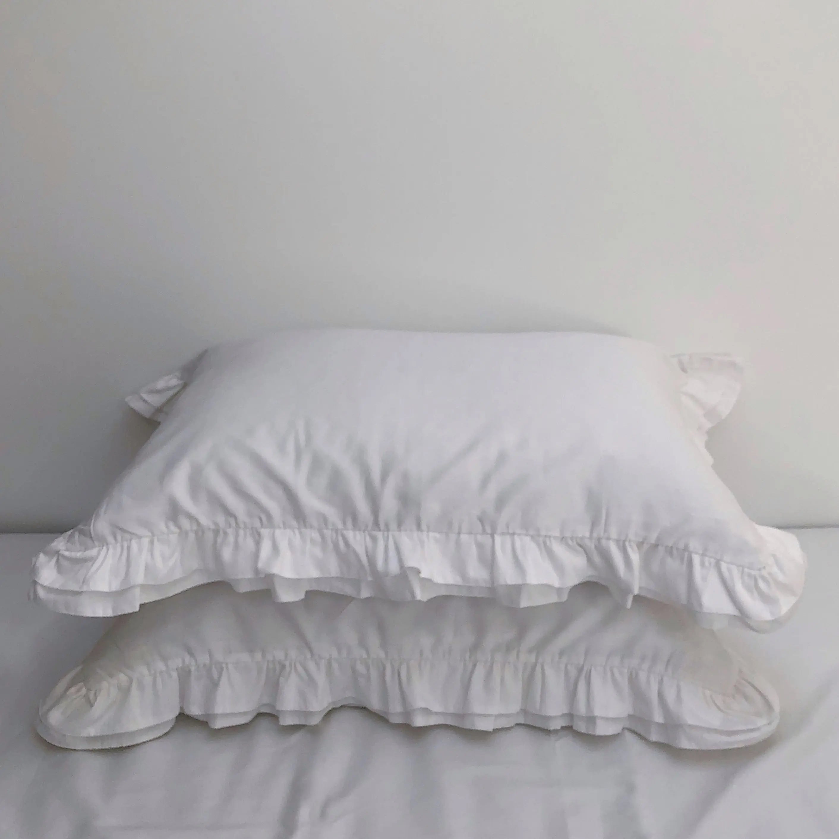 Pościel satynowa z merceryzowanej bawełny tureckiej 140 g/m² – biała z falbanką | Kolekcja Falbanki Wivanco Bedding