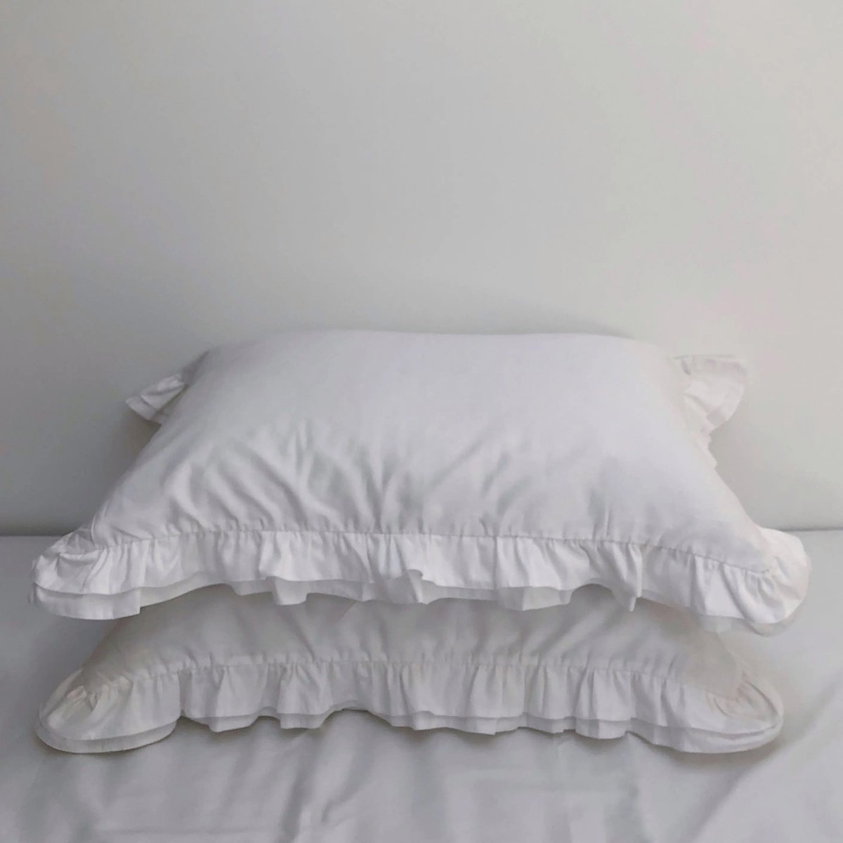Pościel satynowa z merceryzowanej bawełny tureckiej 140 g/m² – biała z falbanką | Kolekcja Falbanki Wivanco Bedding