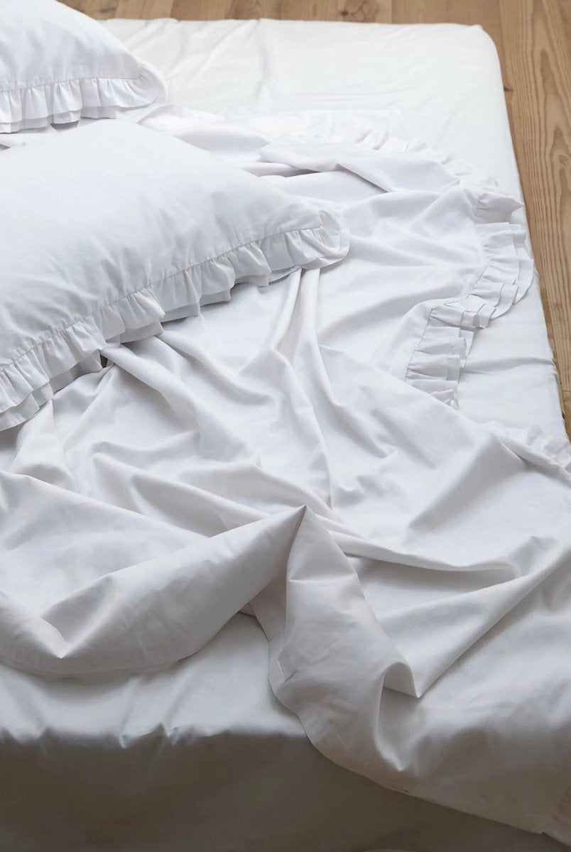 Pościel satynowa z merceryzowanej bawełny tureckiej 140 g/m² – biała z falbanką | Kolekcja Falbanki Wivanco Bedding