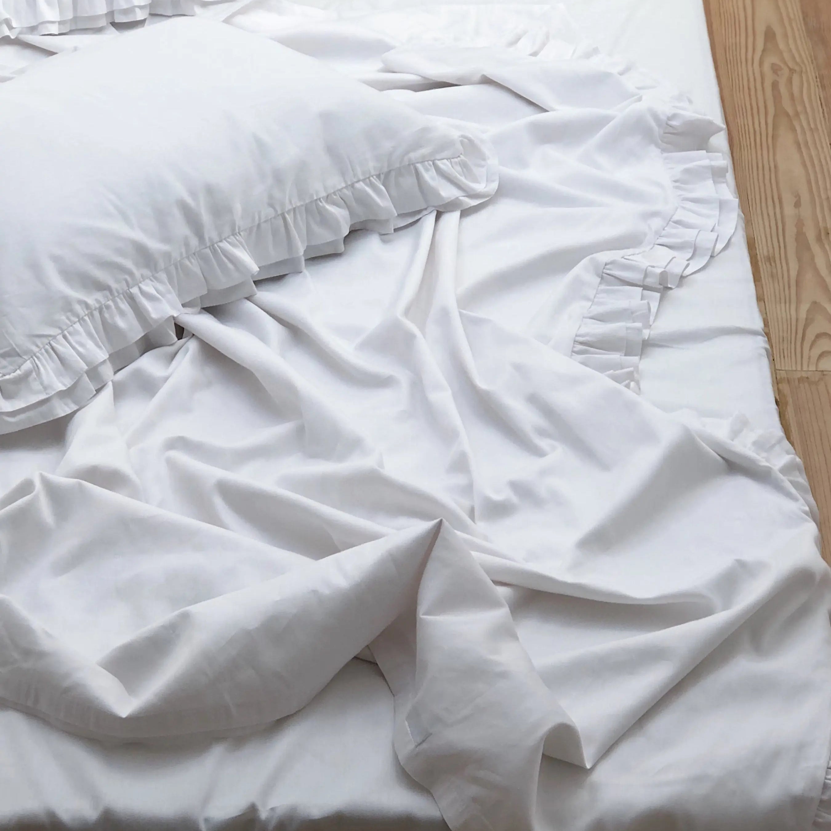 Pościel satynowa z merceryzowanej bawełny tureckiej 140 g/m² – biała z falbanką | Kolekcja Falbanki Wivanco Bedding