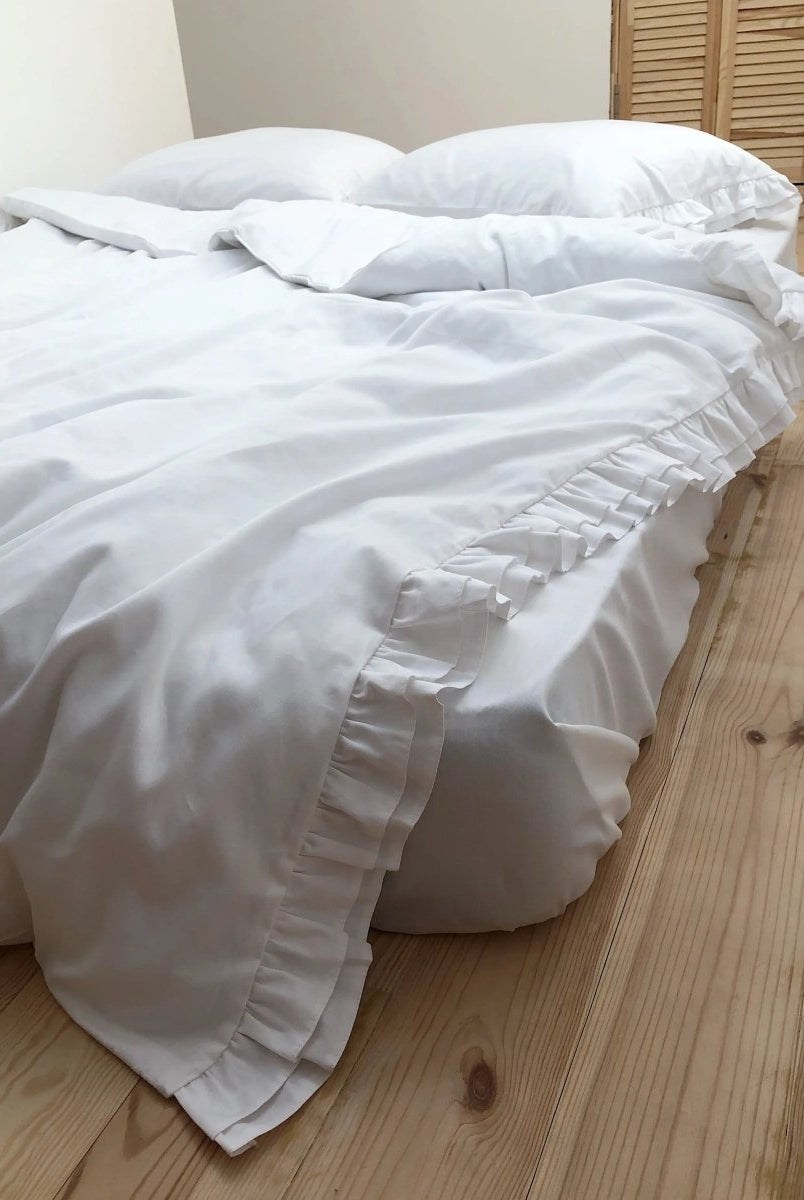 Pościel satynowa z merceryzowanej bawełny tureckiej 140 g/m² – biała z falbanką | Kolekcja Falbanki Wivanco Bedding