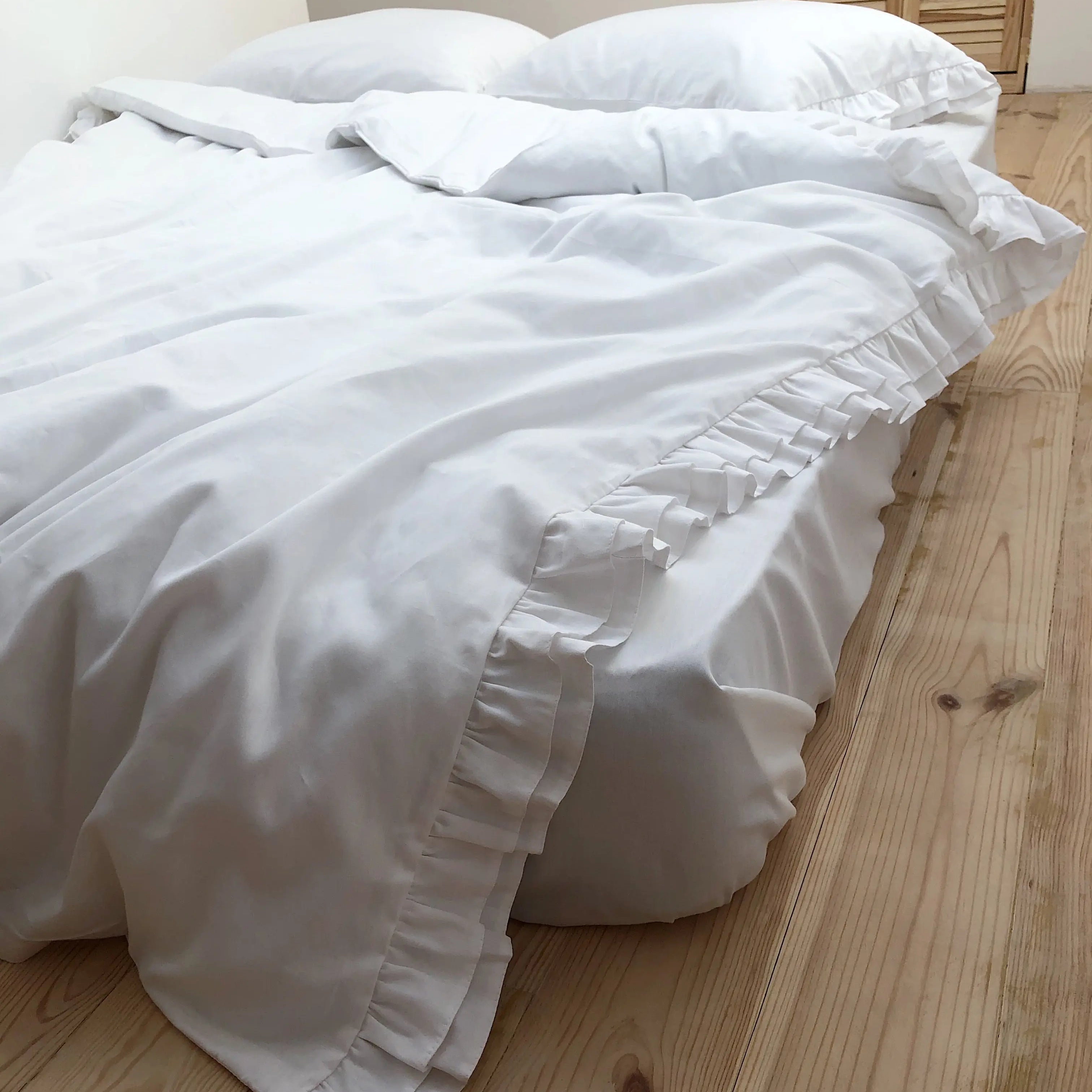 Pościel satynowa z merceryzowanej bawełny tureckiej 140 g/m² – biała z falbanką | Kolekcja Falbanki Wivanco Bedding