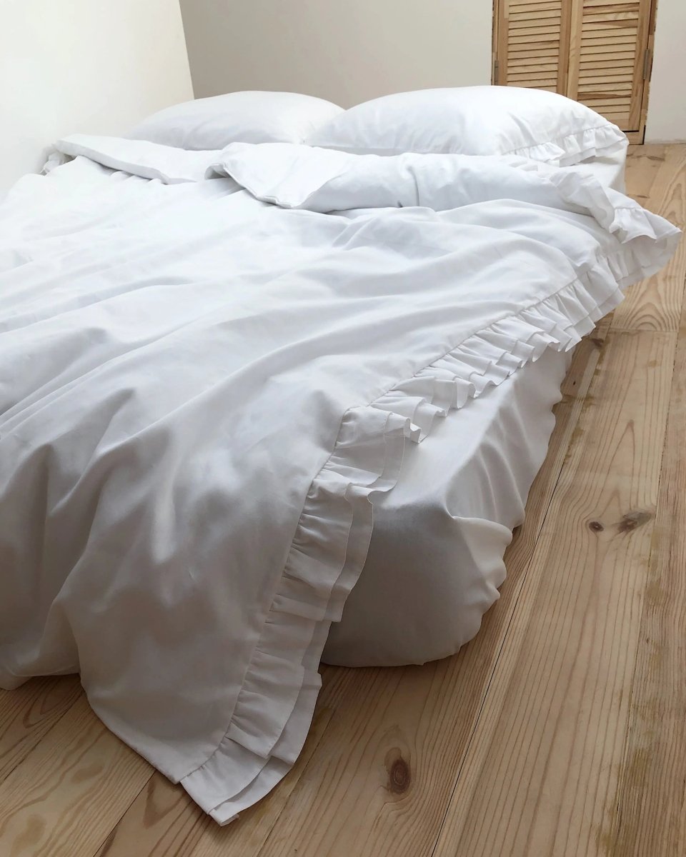 Pościel satynowa z merceryzowanej bawełny tureckiej 140 g/m² – biała z falbanką | Kolekcja Falbanki Wivanco Bedding