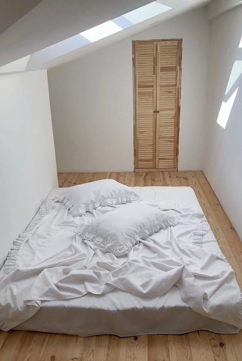 Pościel satynowa z merceryzowanej bawełny tureckiej 140 g/m² – biała z falbanką | Kolekcja Falbanki Wivanco Bedding