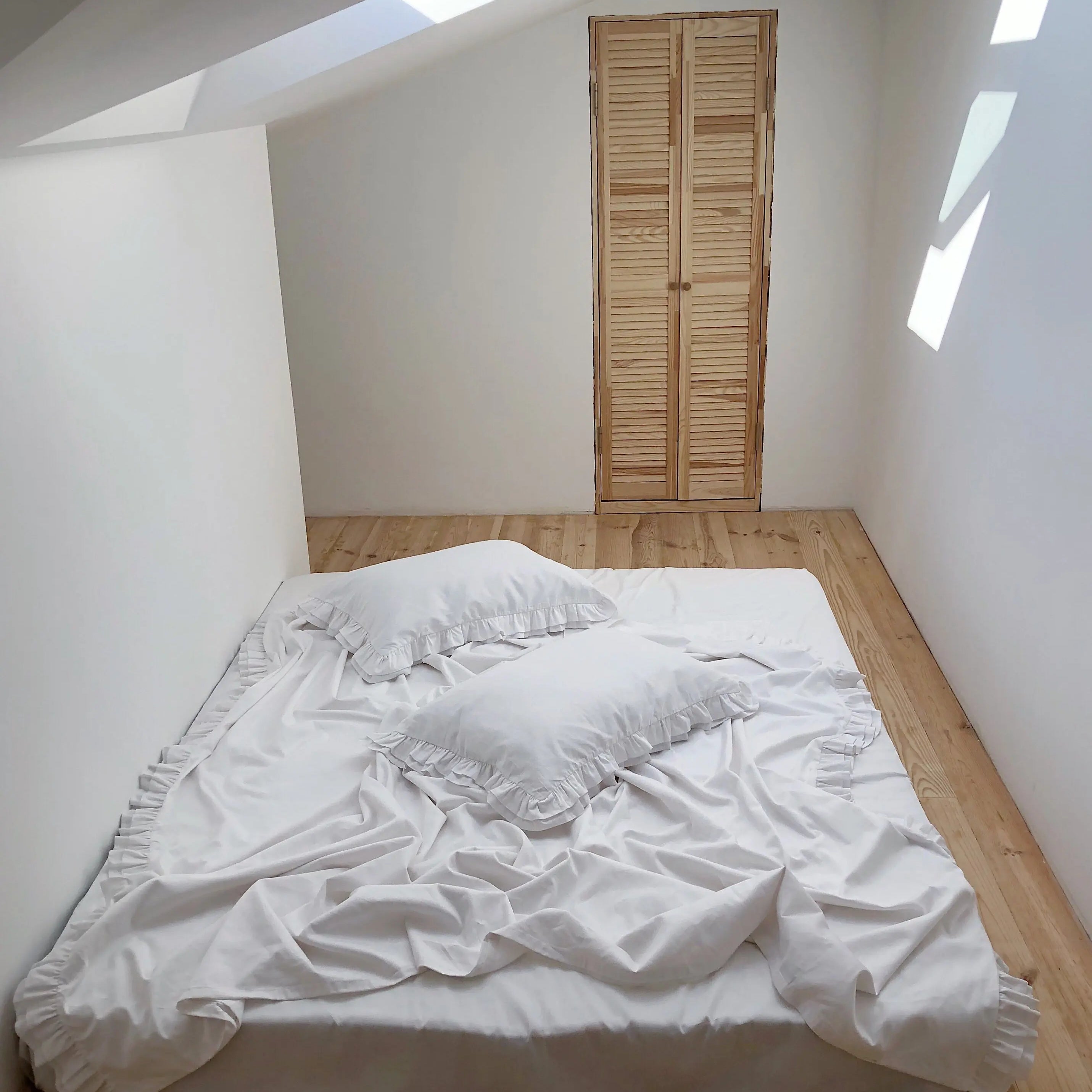 Pościel satynowa z merceryzowanej bawełny tureckiej 140 g/m² – biała z falbanką | Kolekcja Falbanki Wivanco Bedding