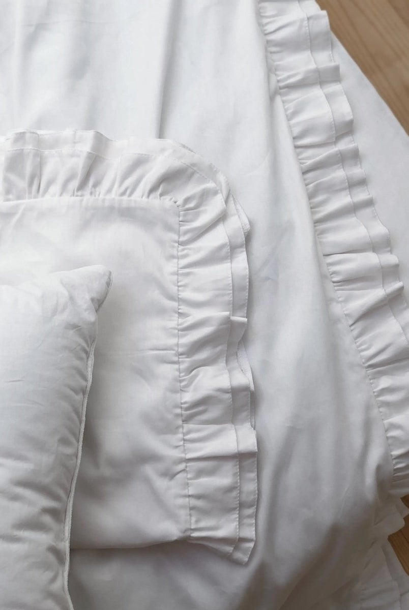 Pościel satynowa z merceryzowanej bawełny tureckiej 140 g/m² – biała z falbanką | Kolekcja Falbanki Wivanco Bedding
