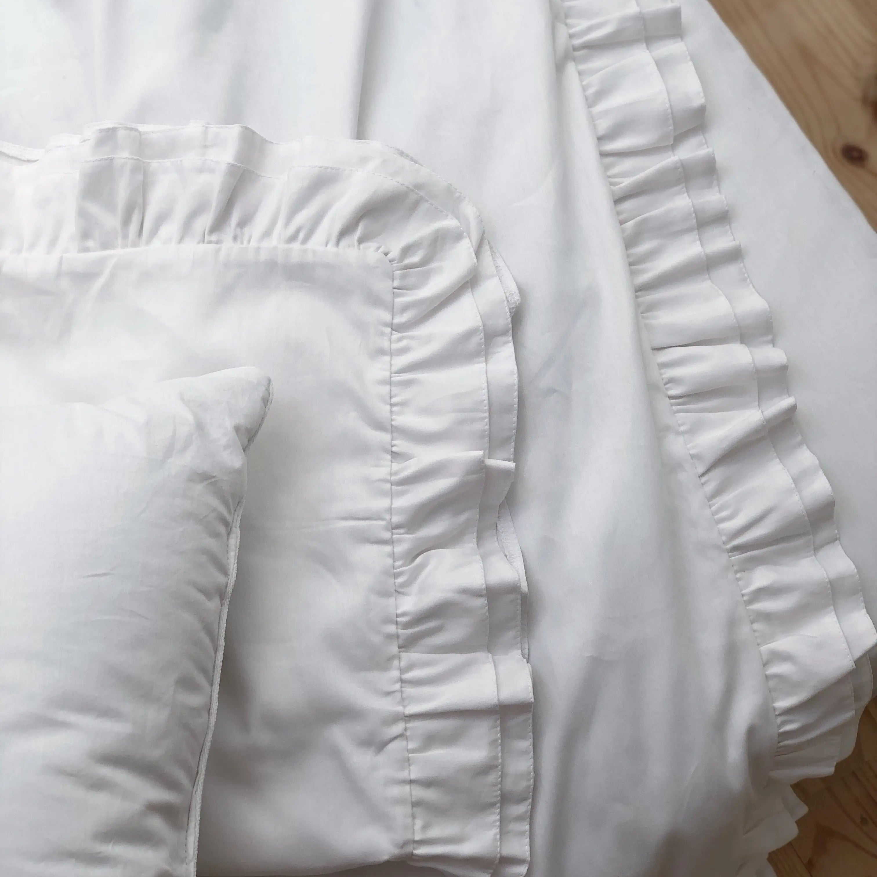 Pościel satynowa z merceryzowanej bawełny tureckiej 140 g/m² – biała z falbanką | Kolekcja Falbanki Wivanco Bedding