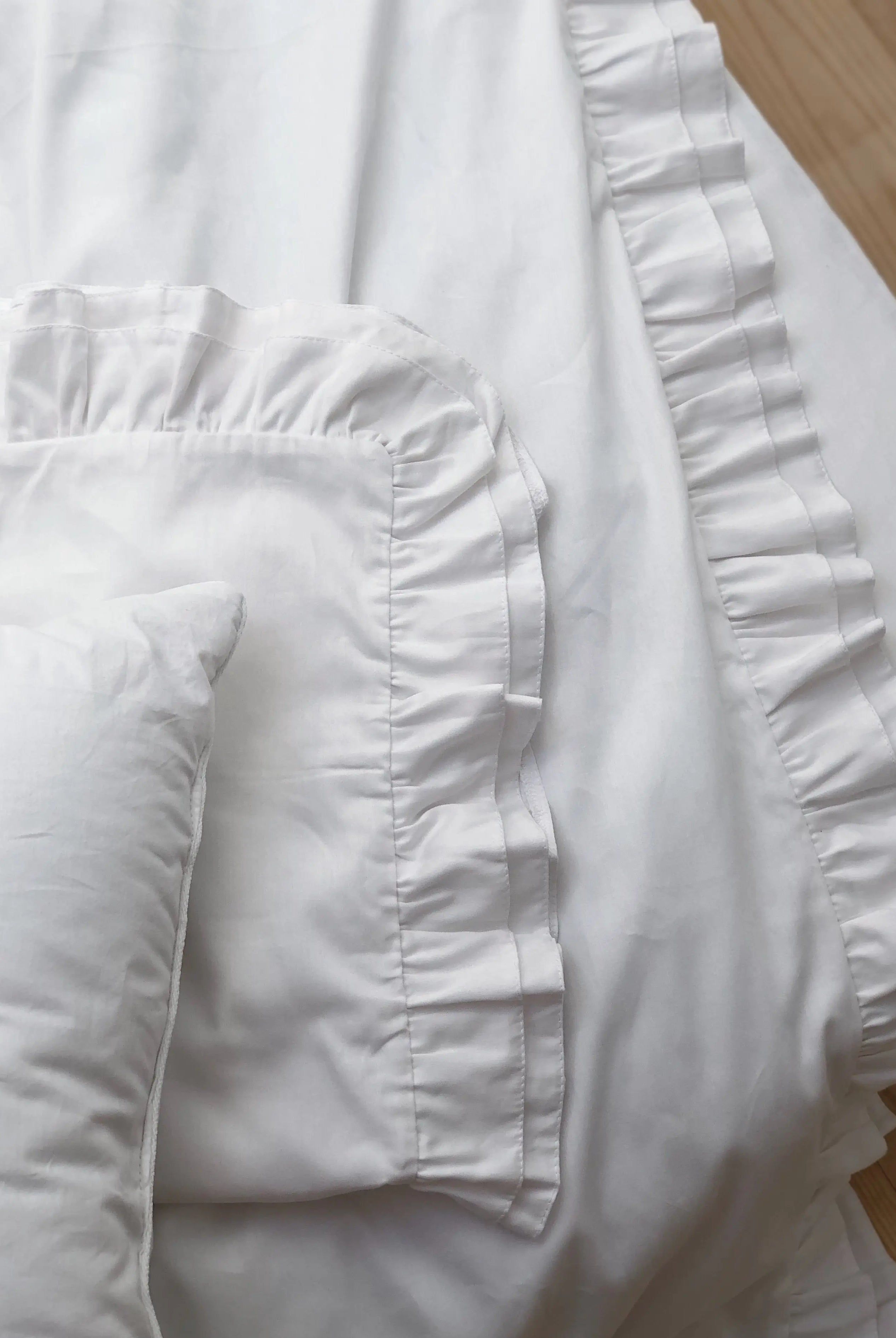 Pościel satynowa z merceryzowanej bawełny tureckiej 140 g/m² – biała z falbanką | Kolekcja Falbanki Wivanco Bedding