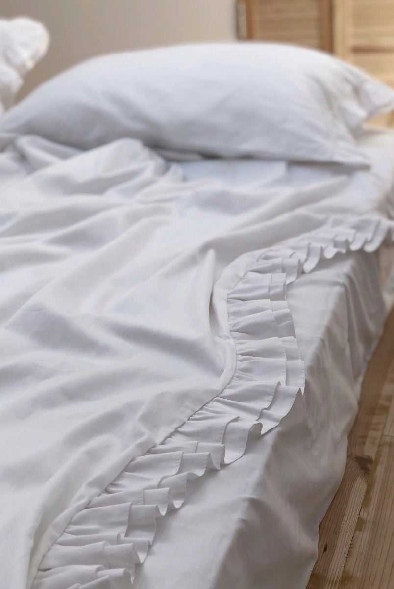 Pościel satynowa z merceryzowanej bawełny tureckiej 140 g/m² – biała z falbanką | Kolekcja Falbanki Wivanco Bedding