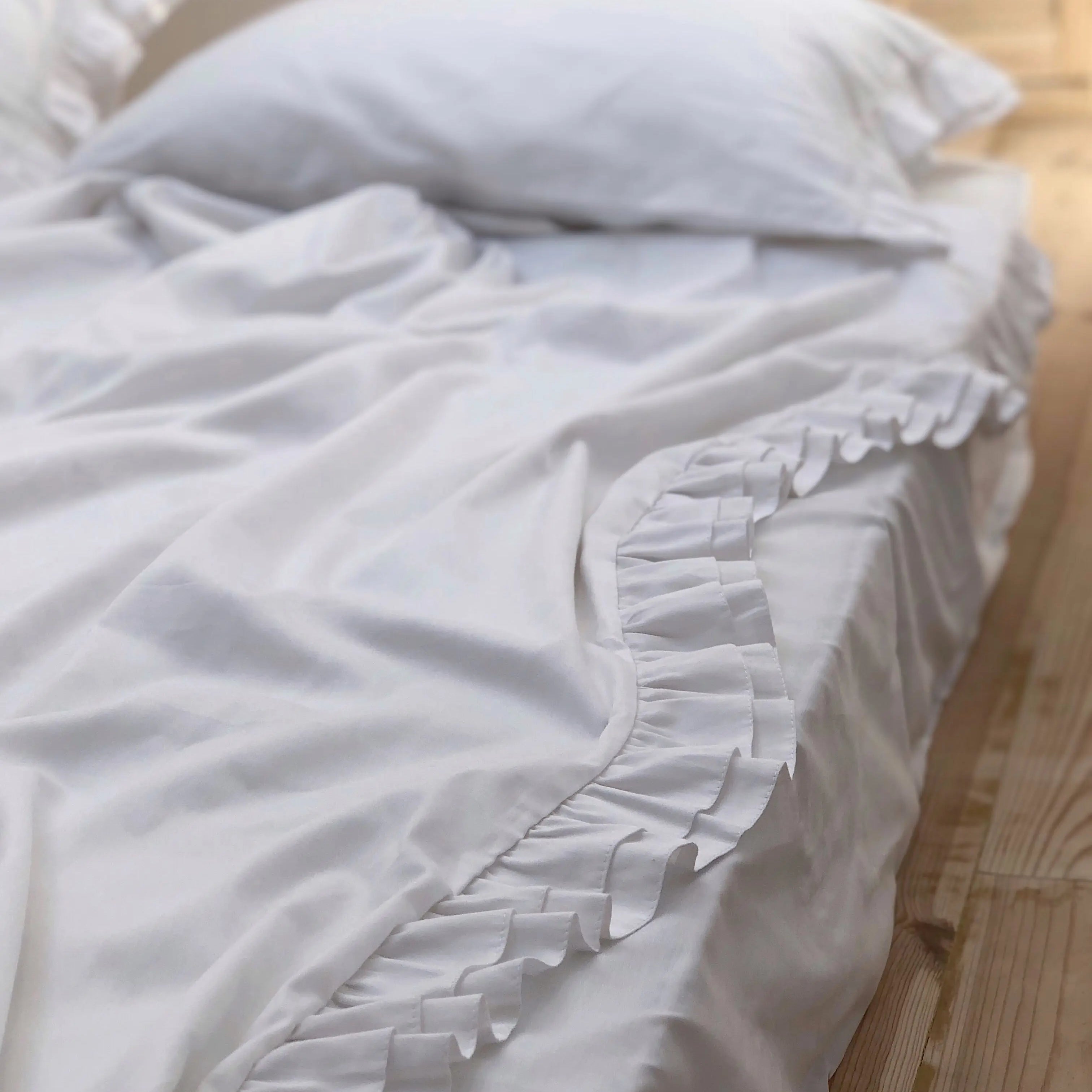 Pościel satynowa z merceryzowanej bawełny tureckiej 140 g/m² – biała z falbanką | Kolekcja Falbanki Wivanco Bedding
