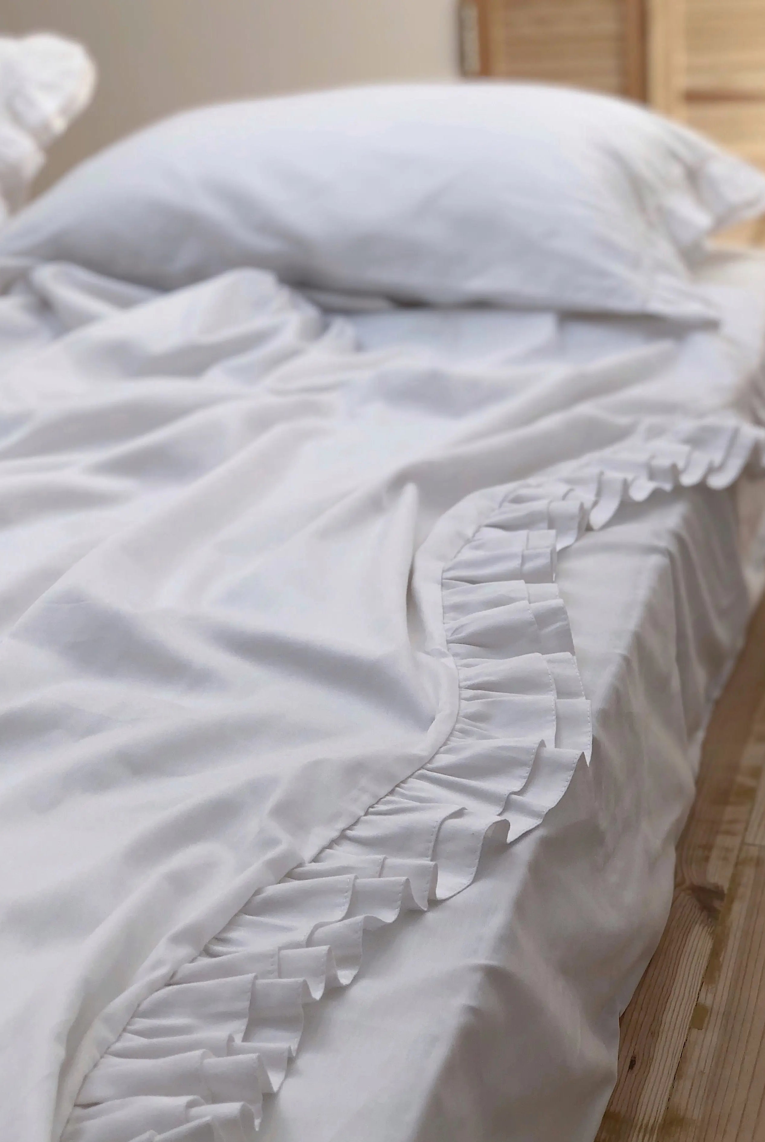 Pościel satynowa z merceryzowanej bawełny tureckiej 140 g/m² – biała z falbanką | Kolekcja Falbanki Wivanco Bedding
