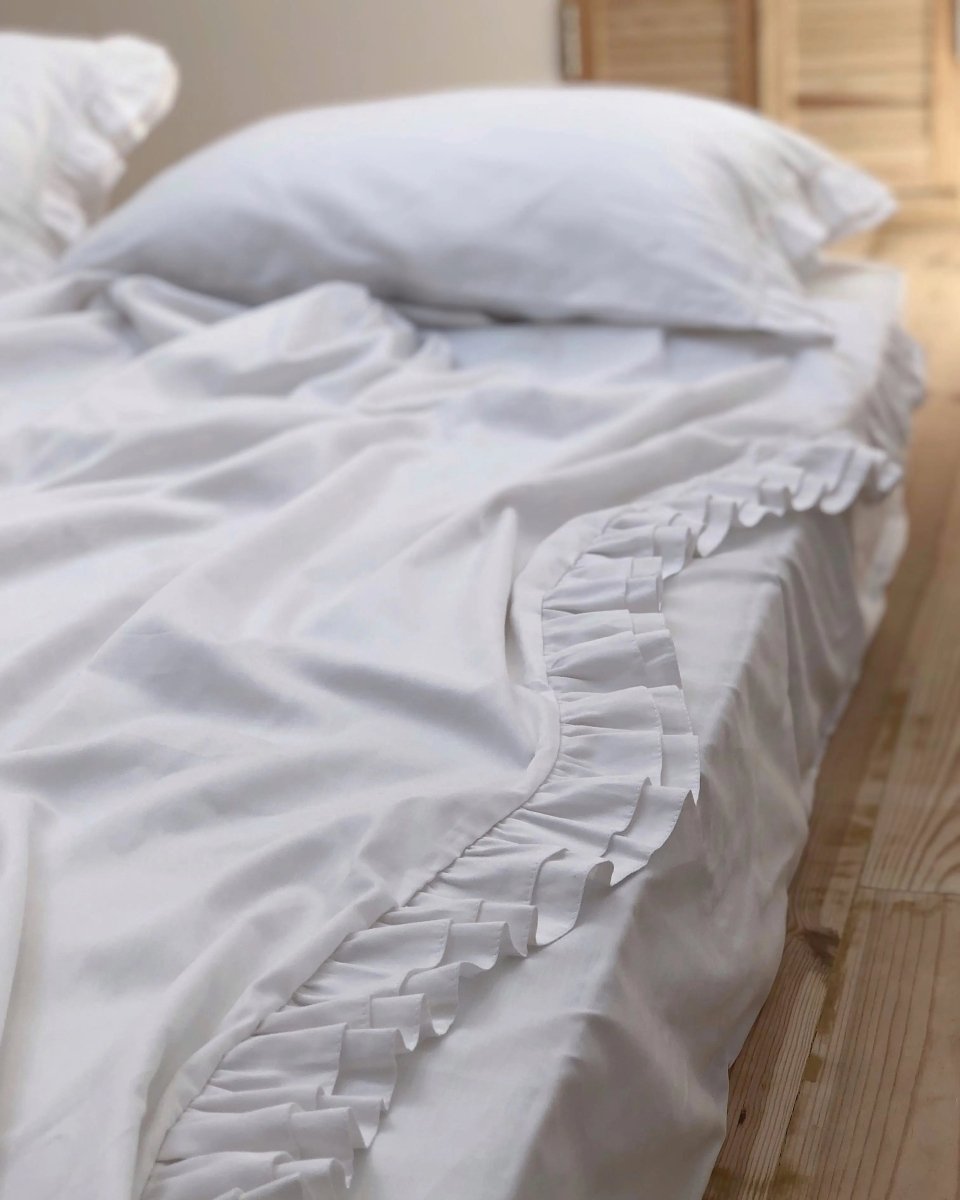 Pościel satynowa z merceryzowanej bawełny tureckiej 140 g/m² – biała z falbanką | Kolekcja Falbanki Wivanco Bedding