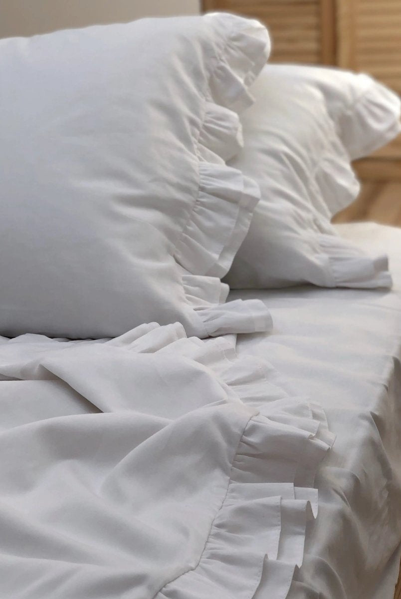Pościel satynowa z merceryzowanej bawełny tureckiej 140 g/m² – biała z falbanką | Kolekcja Falbanki Wivanco Bedding
