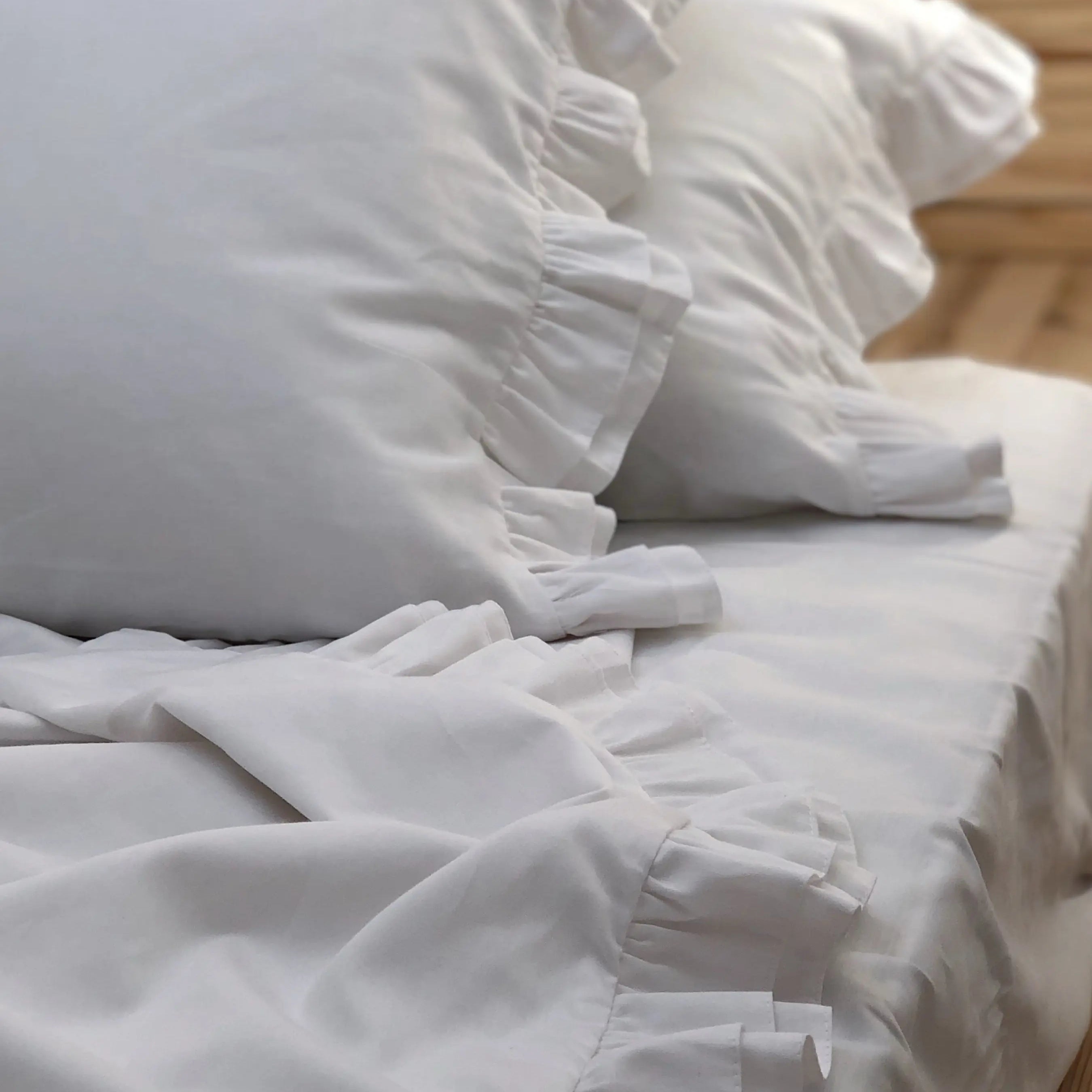 Pościel satynowa z merceryzowanej bawełny tureckiej 140 g/m² – biała z falbanką | Kolekcja Falbanki Wivanco Bedding