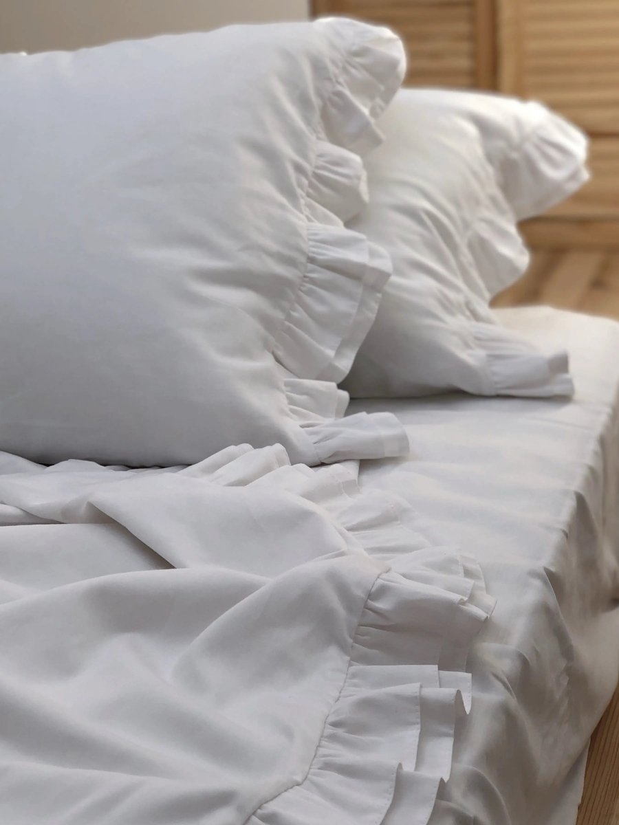 Pościel satynowa z merceryzowanej bawełny tureckiej 140 g/m² – biała z falbanką | Kolekcja Falbanki Wivanco Bedding