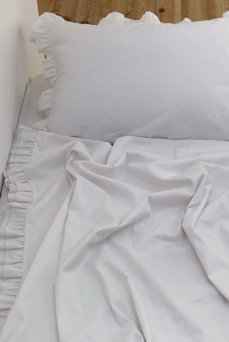 Pościel satynowa z merceryzowanej bawełny tureckiej 140 g/m² – biała z falbanką | Kolekcja Falbanki Wivanco Bedding
