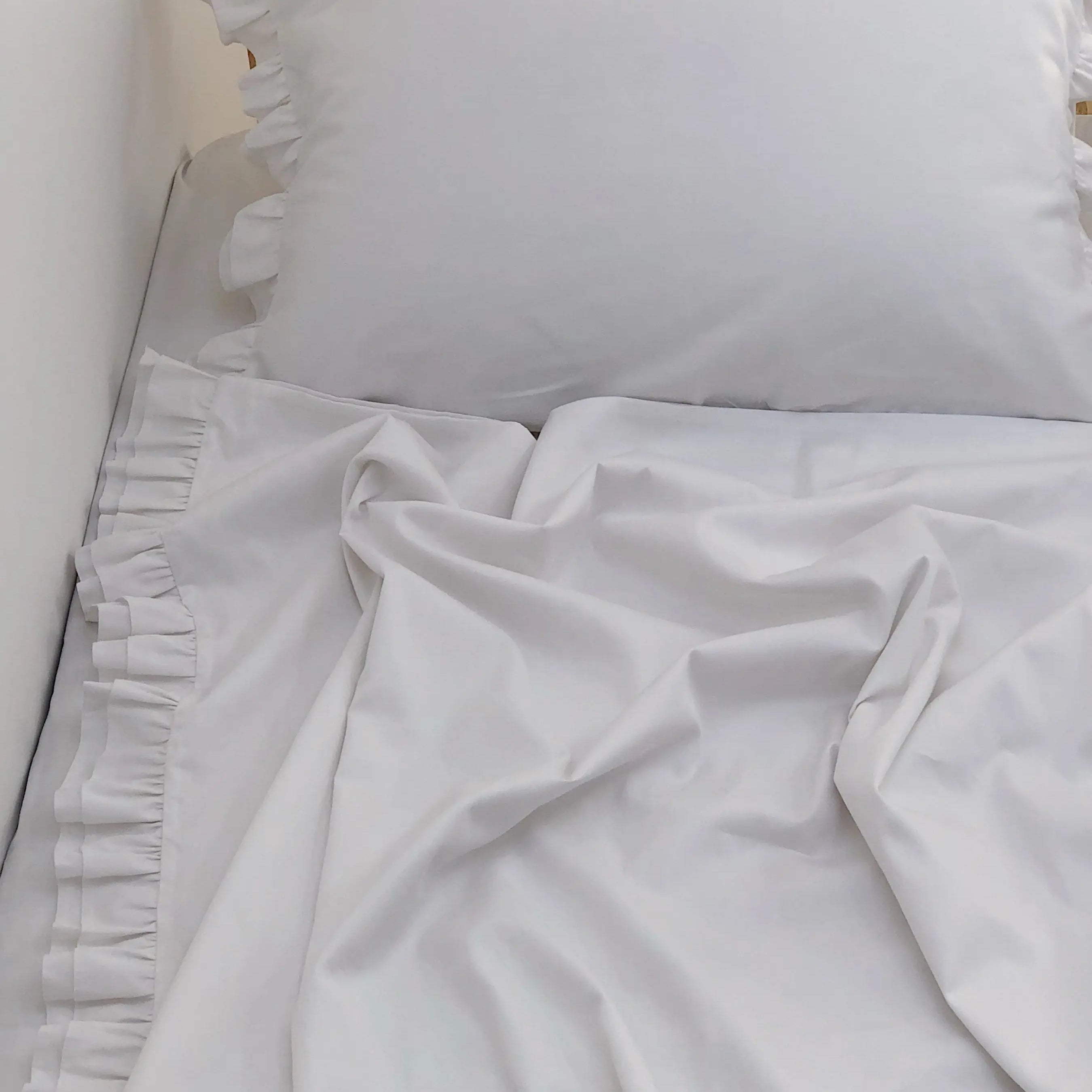 Pościel satynowa z merceryzowanej bawełny tureckiej 140 g/m² – biała z falbanką | Kolekcja Falbanki Wivanco Bedding