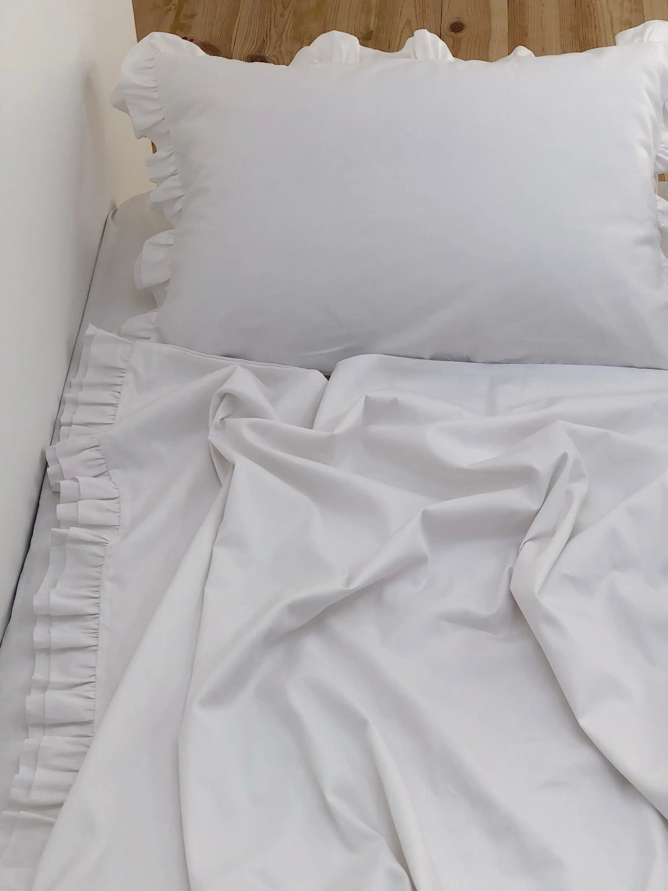 Pościel satynowa z merceryzowanej bawełny tureckiej 140 g/m² – biała z falbanką | Kolekcja Falbanki Wivanco Bedding