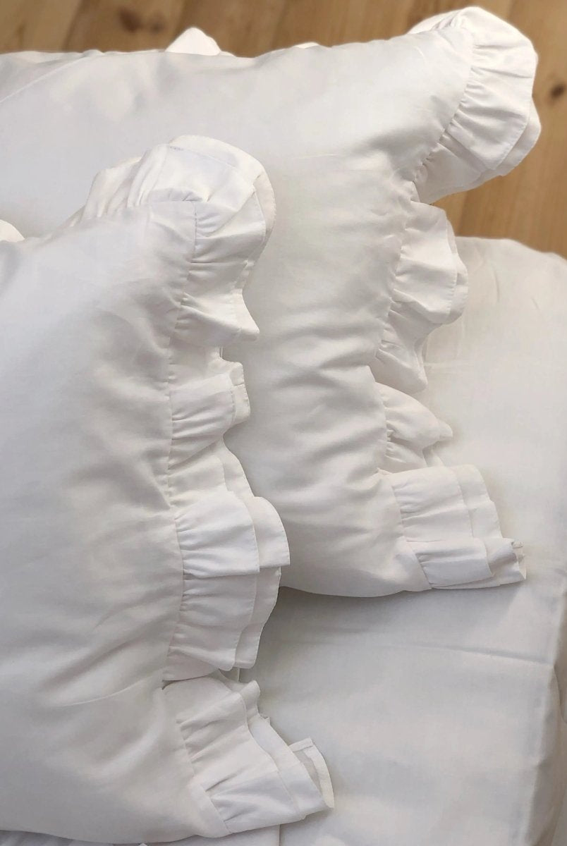 Pościel satynowa z merceryzowanej bawełny tureckiej 140 g/m² – biała z falbanką | Kolekcja Falbanki Wivanco Bedding