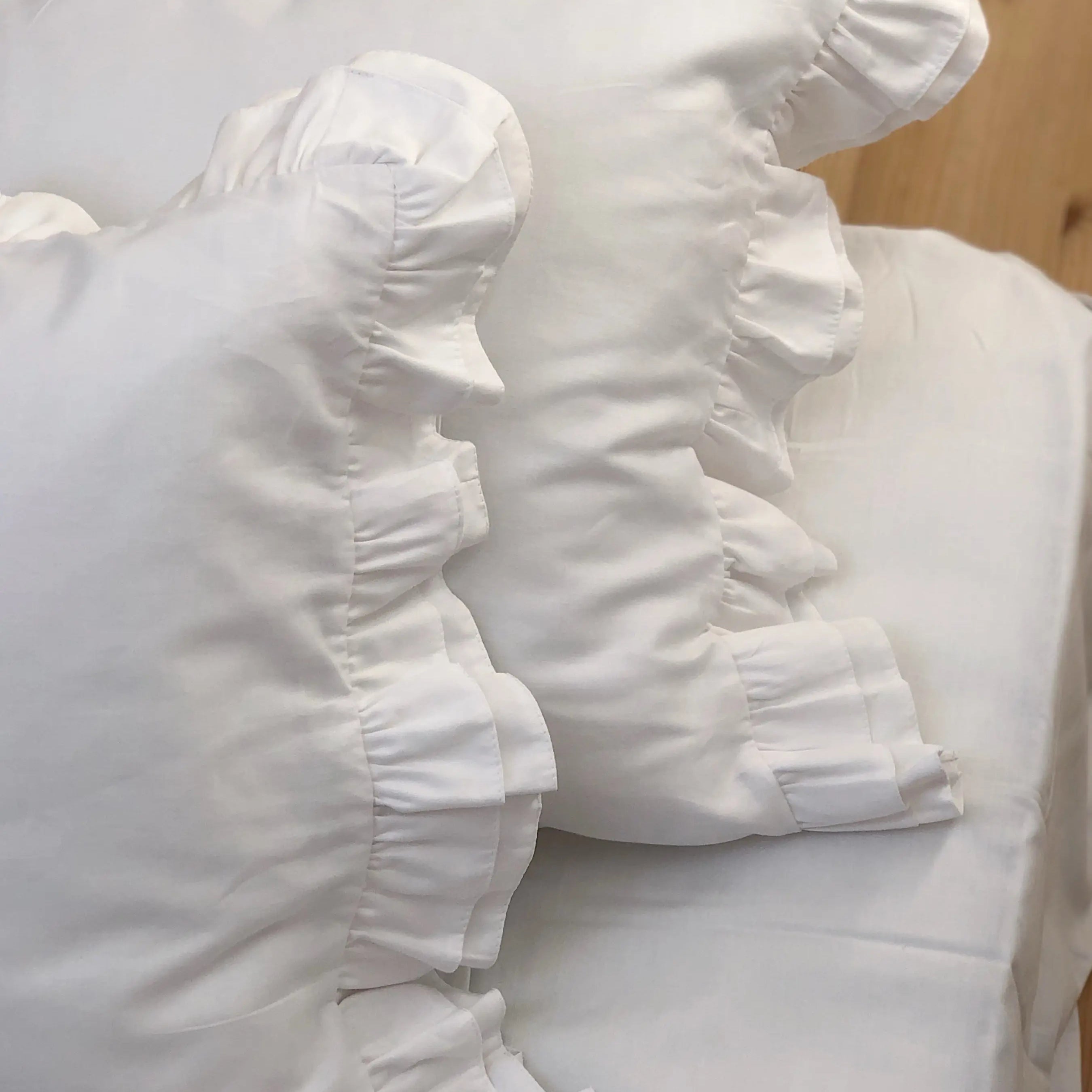 Pościel satynowa z merceryzowanej bawełny tureckiej 140 g/m² – biała z falbanką | Kolekcja Falbanki Wivanco Bedding