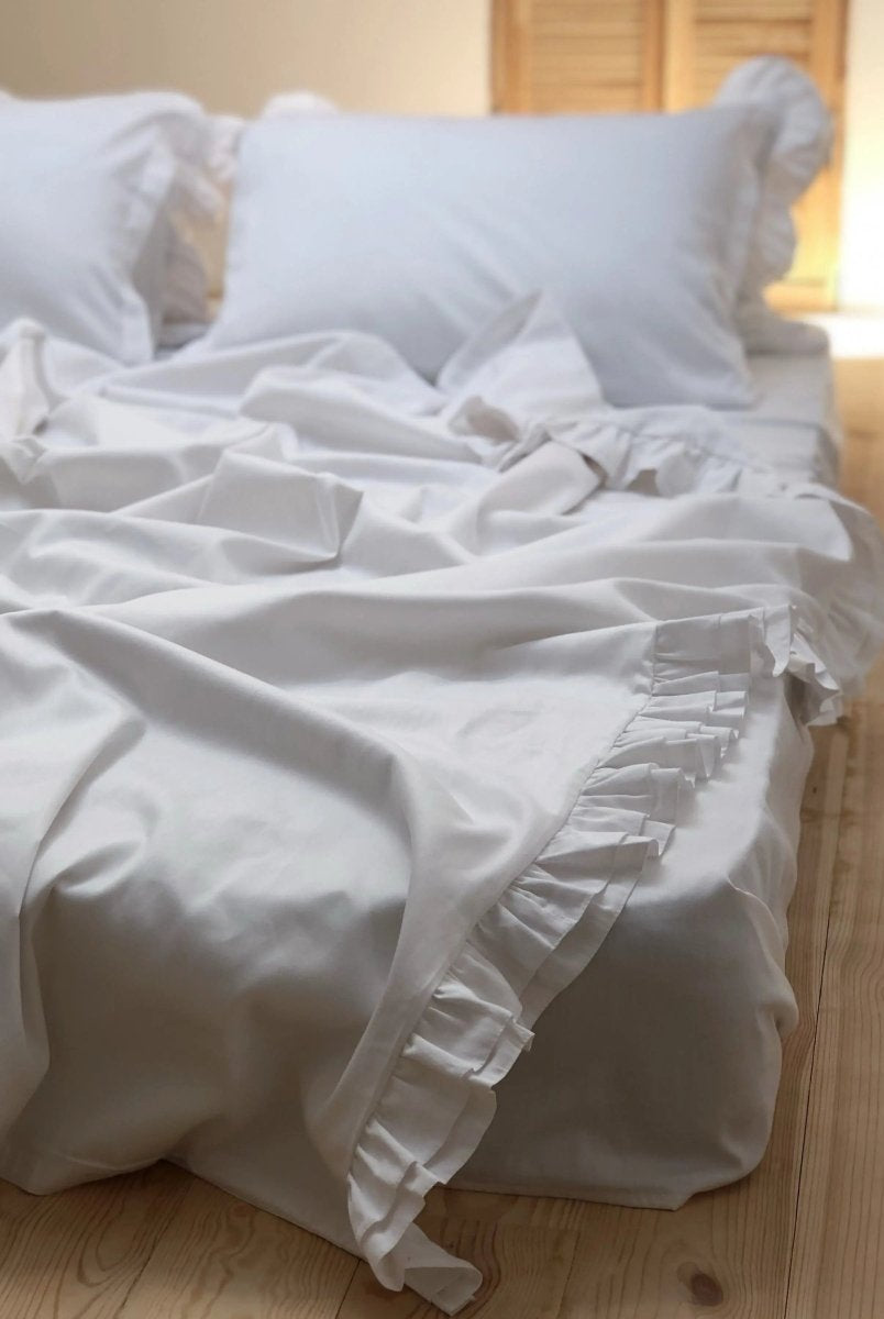 Pościel satynowa z merceryzowanej bawełny tureckiej 140 g/m² – biała z falbanką | Kolekcja Falbanki Wivanco Bedding