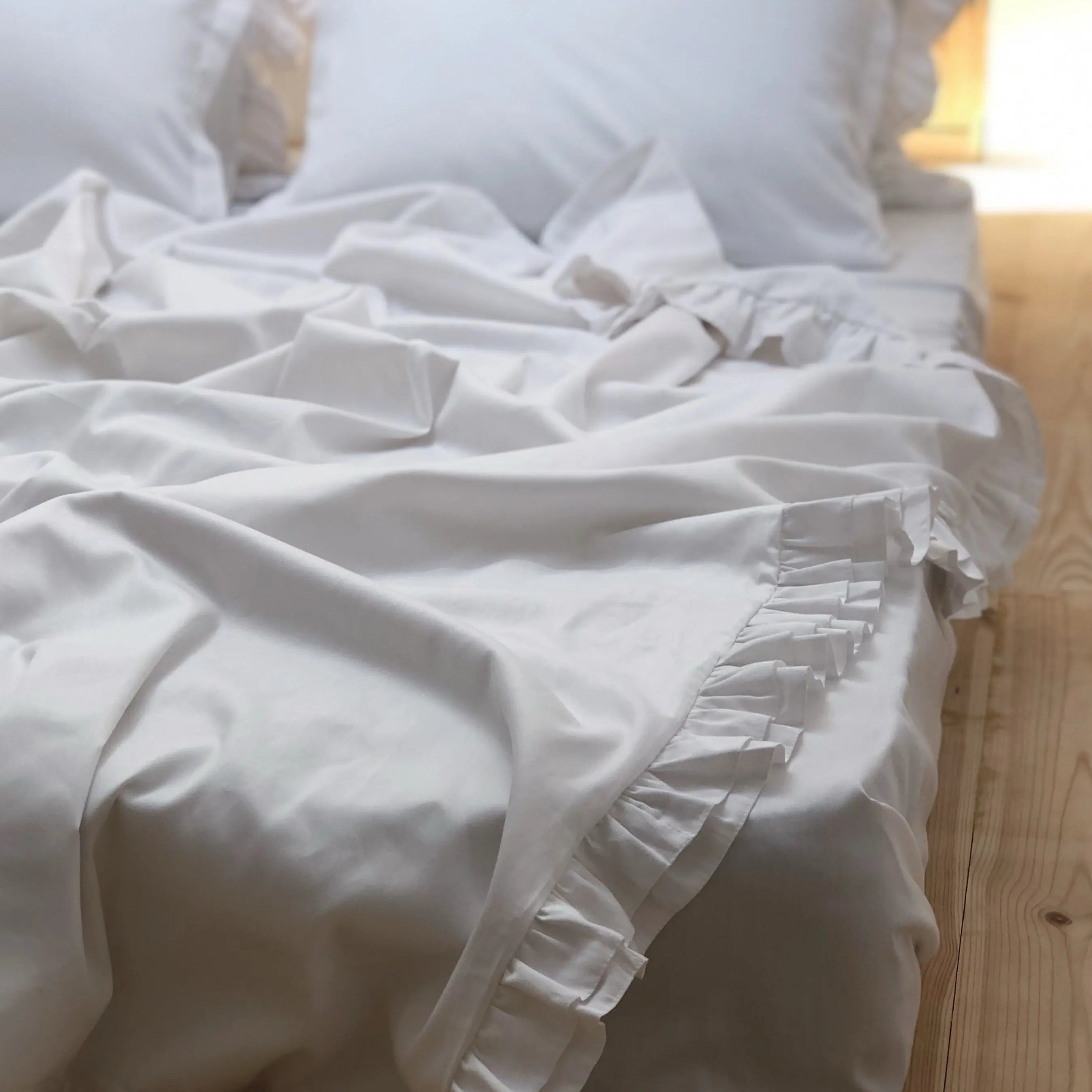 Pościel satynowa z merceryzowanej bawełny tureckiej 140 g/m² – biała z falbanką | Kolekcja Falbanki Wivanco Bedding