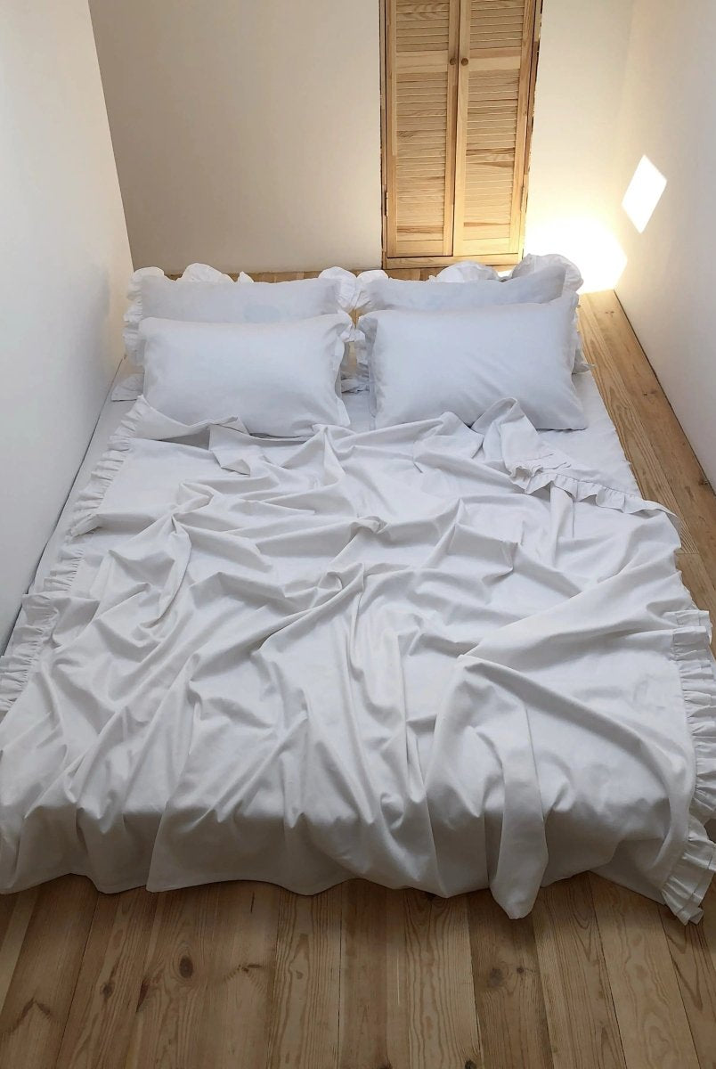 Pościel satynowa z merceryzowanej bawełny tureckiej 140 g/m² – biała z falbanką | Kolekcja Falbanki Wivanco Bedding