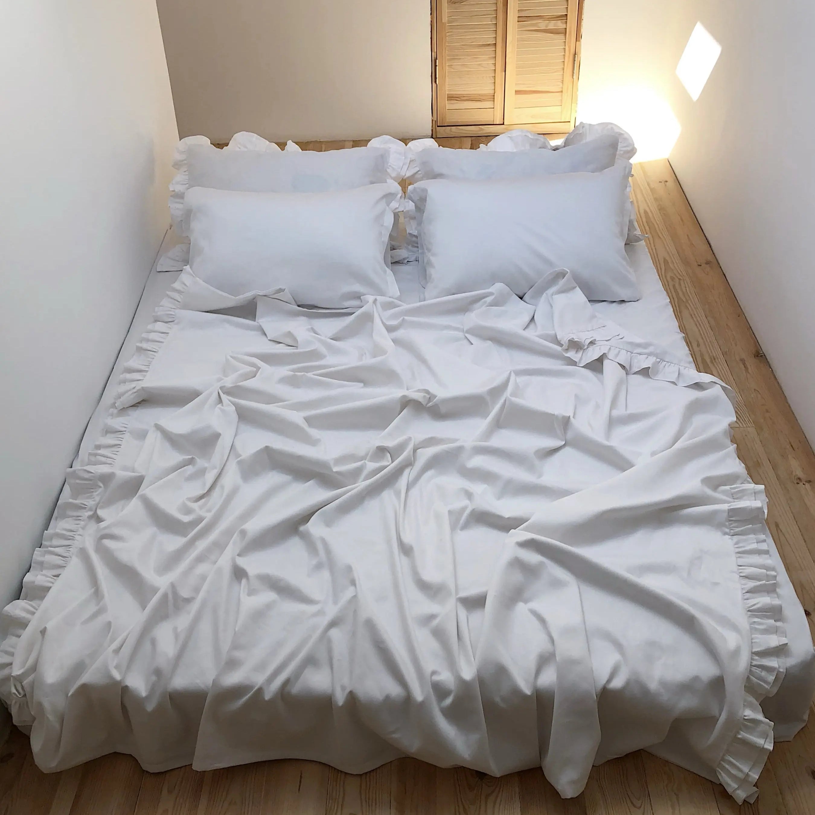 Pościel satynowa z merceryzowanej bawełny tureckiej 140 g/m² – biała z falbanką | Kolekcja Falbanki Wivanco Bedding
