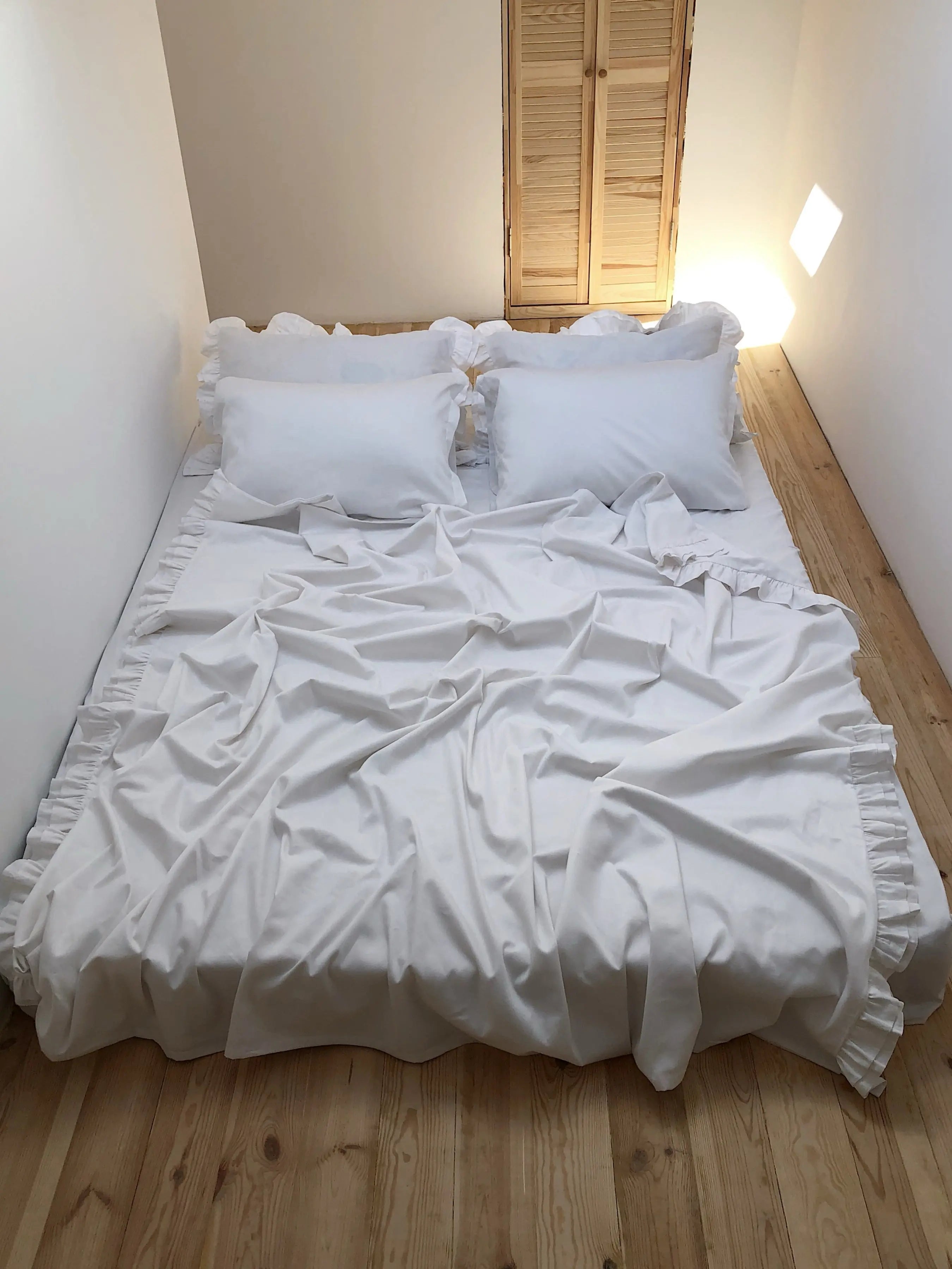 Pościel satynowa z merceryzowanej bawełny tureckiej 140 g/m² – biała z falbanką | Kolekcja Falbanki Wivanco Bedding
